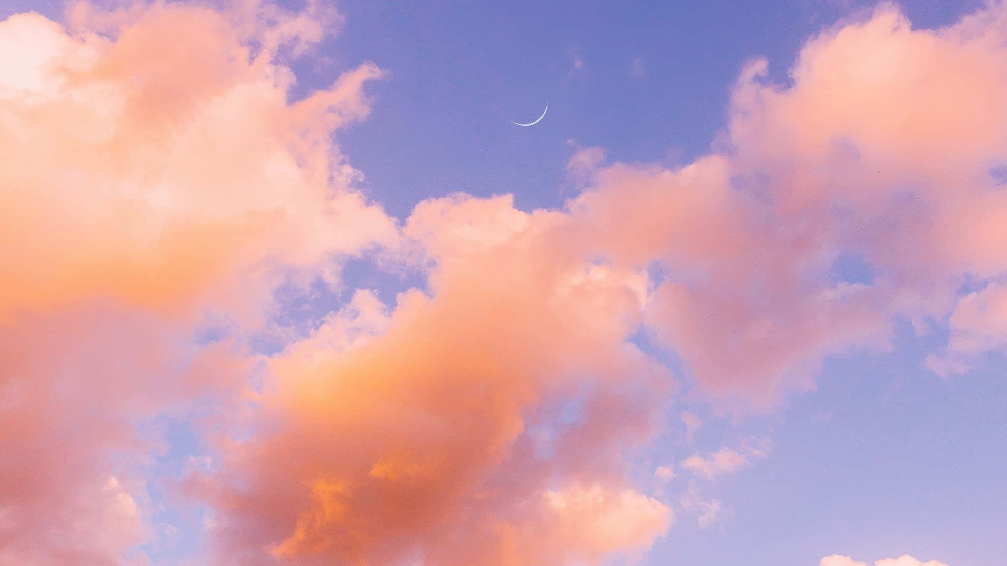 Clouds Aesthetics 桌布 壁紙 — 寧靜的天空繪有柔和的粉紅色和橙色雲彩，一彎纖細的月牙懸掛在上方。