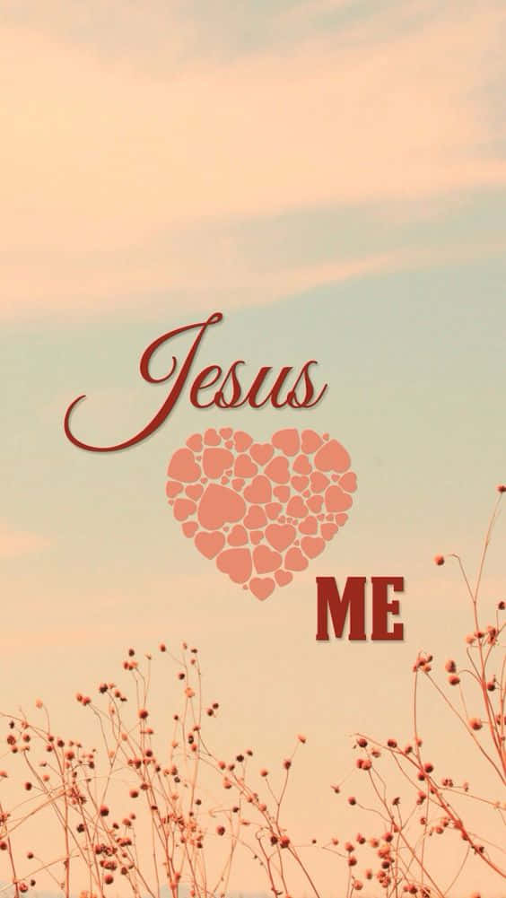 God Loves You 桌布 壁紙 — 寧靜的天空背景上，耶穌和我的字樣圍繞著一個由小愛心組成的愛心，上方有精緻的乾燥植物。