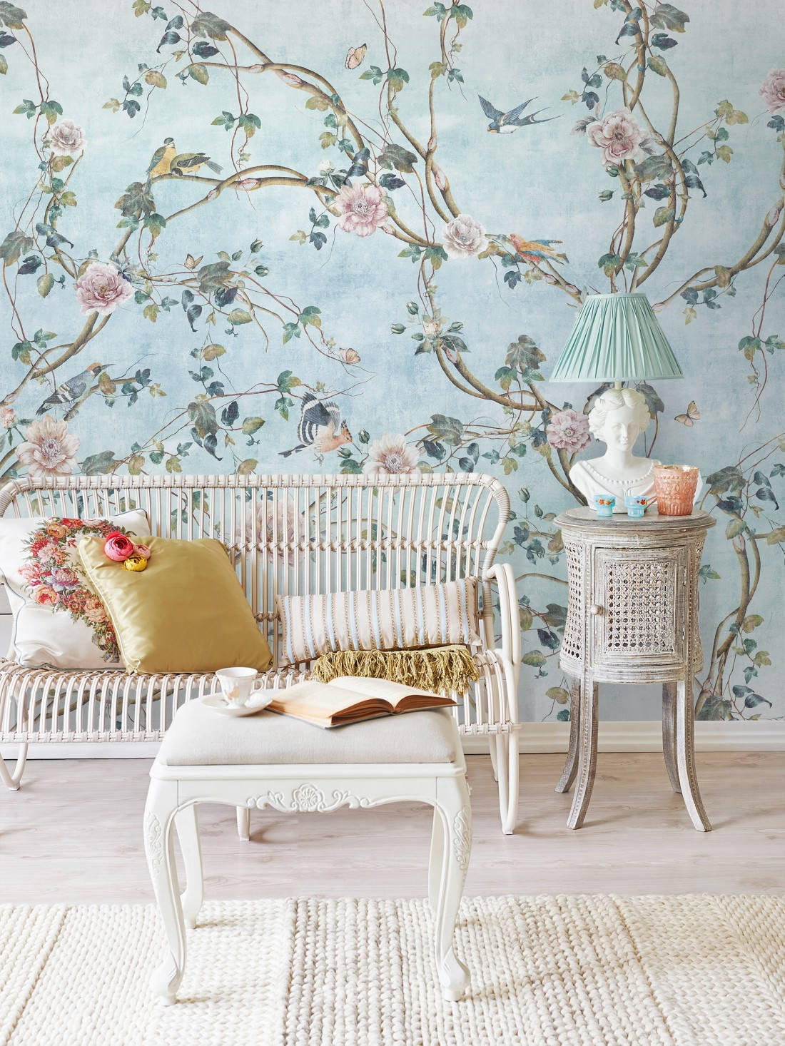 Chinoiserie 桌布 壁紙 — 寧靜的客廳，白色藤沙發配以精緻的鳥類和柔和粉彩色的花卉壁紙。