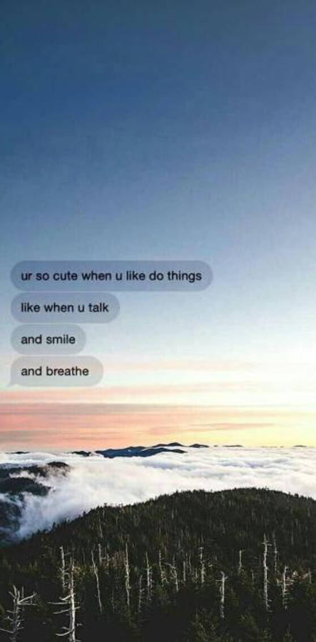 Aesthetic Love 桌布 壁紙 — 寧靜的山峰在日出時升起於雲海之上，並覆蓋著浪漫的文字氣泡。