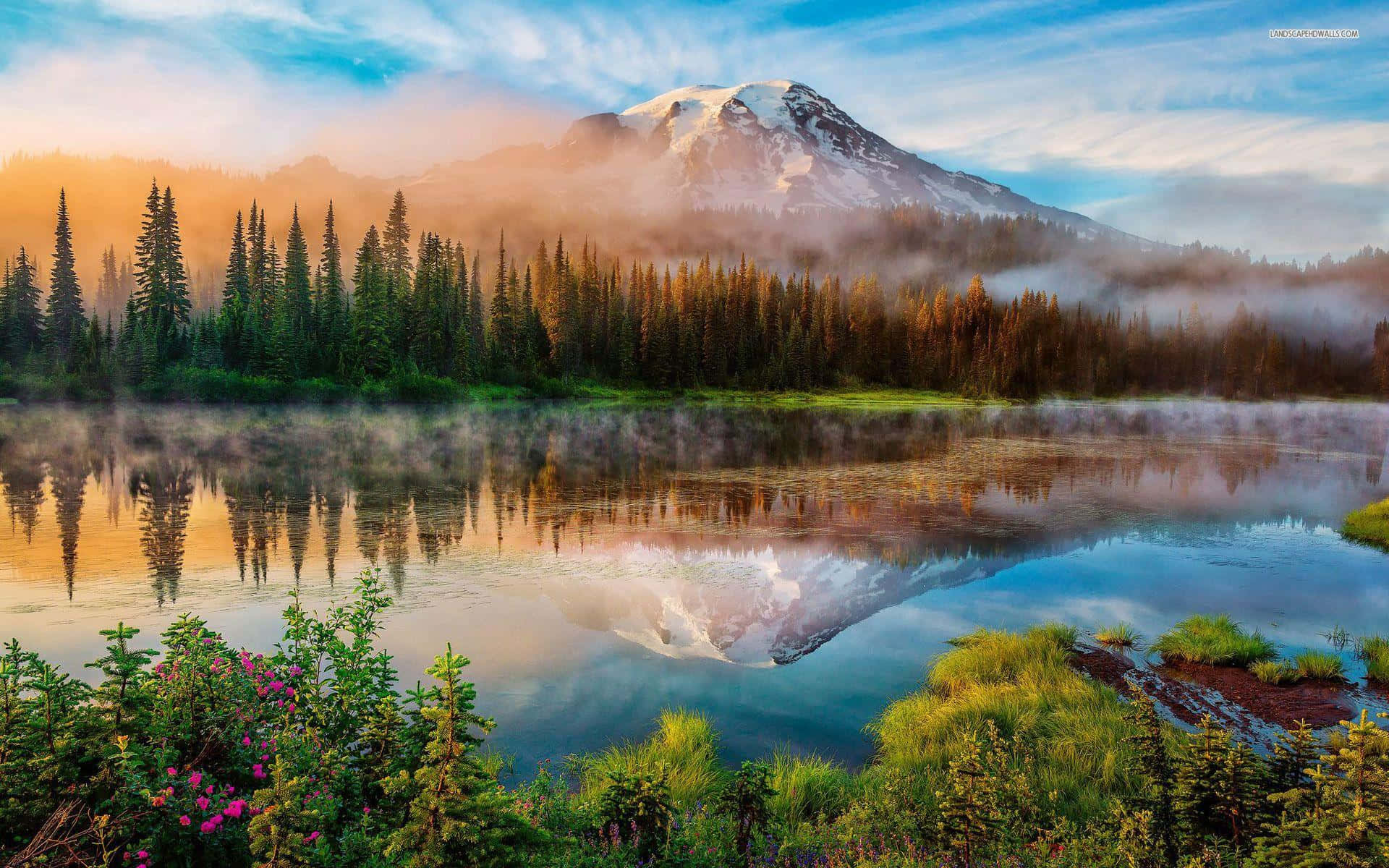 Montana 桌布 壁紙 — 寧靜的山湖在金色日出中倒映著雪峰和霧氣籠罩的森林。