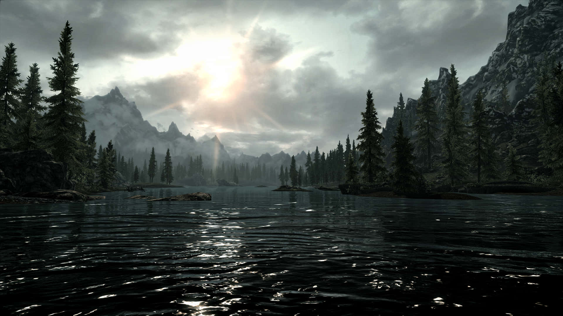 Skyrim Landscape 桌布 壁紙 — 寧靜的山湖映照出明亮的太陽，穿透松樹林和崎嶇山峰上空的暴風雲。