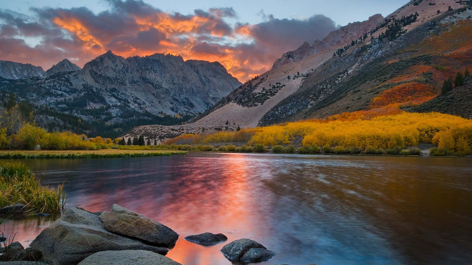 山景 桌布 壁紙 — 寧靜的山湖映照著熾熱的日落雲彩，金色的白楊樹排列在湖岸邊。
