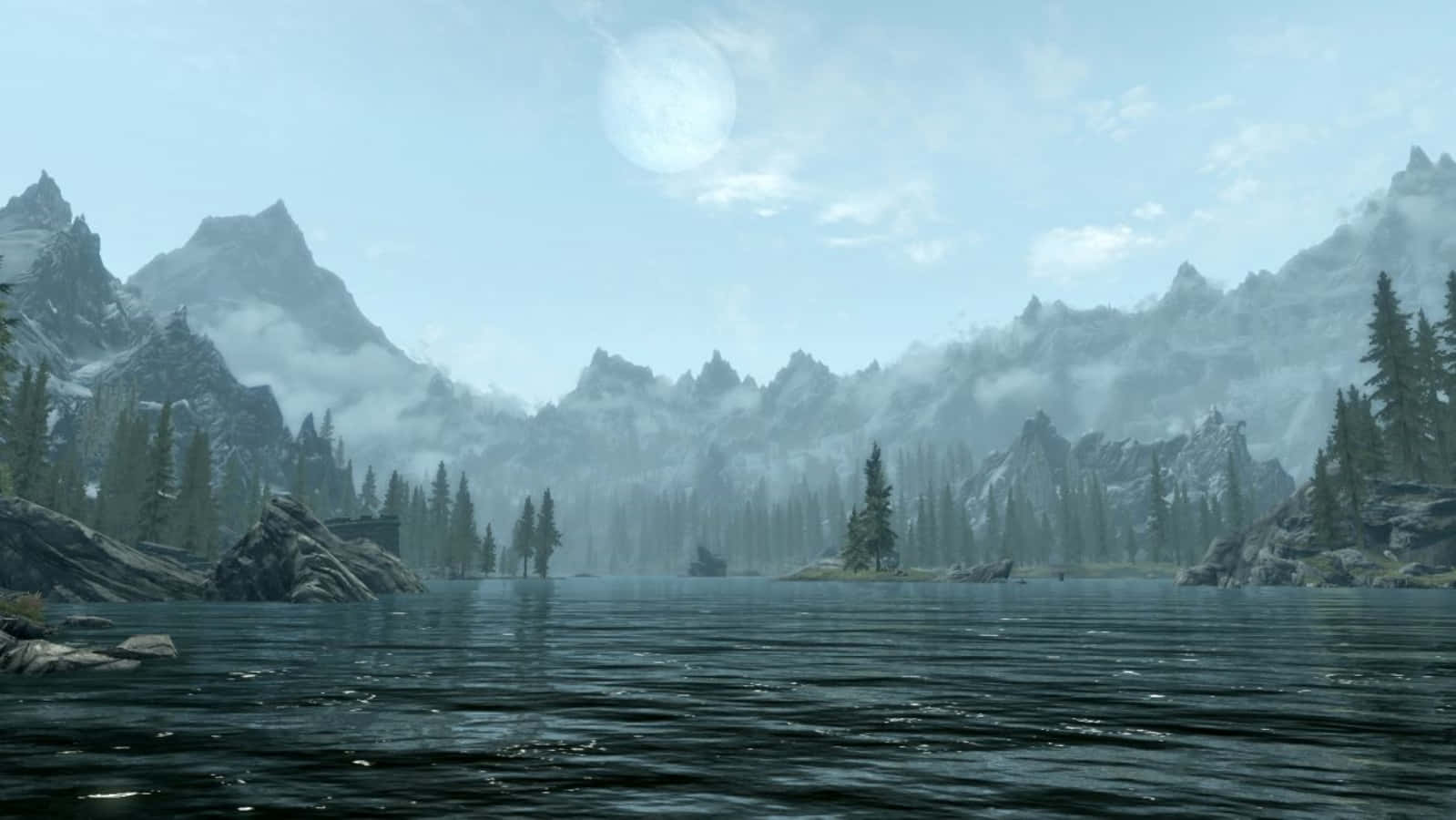 Skyrim Landscapes 桌布 壁紙 — 寧靜的山湖映照著蒼白的天空，霧氣繚繞在鋸齒狀的山峰和常綠樹周圍。