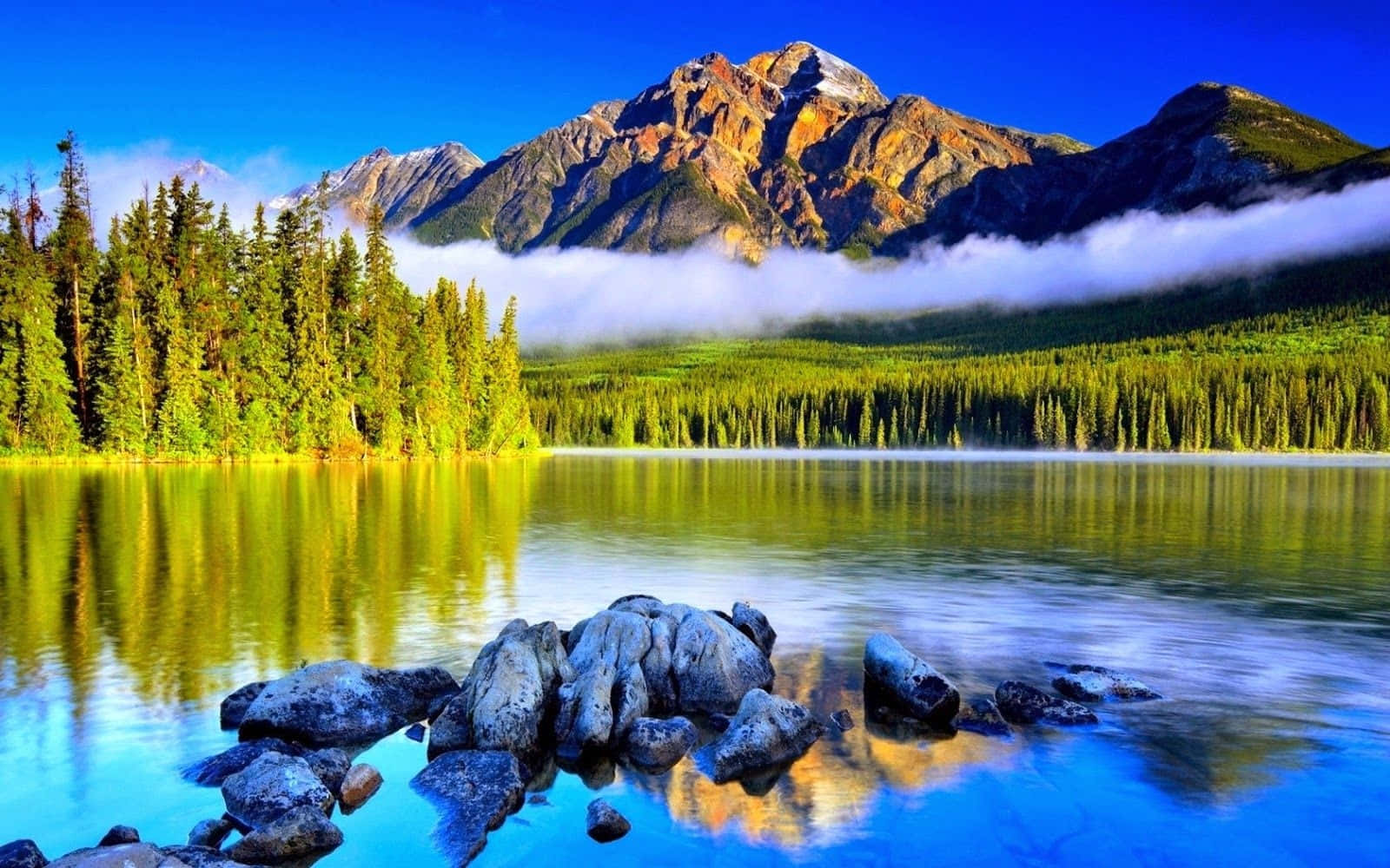 Beautiful Lake 桌布 壁紙 — 寧靜的山湖映照著高聳的山峰和茂密的森林，天空清澈湛藍，薄霧在山谷間飄蕩。