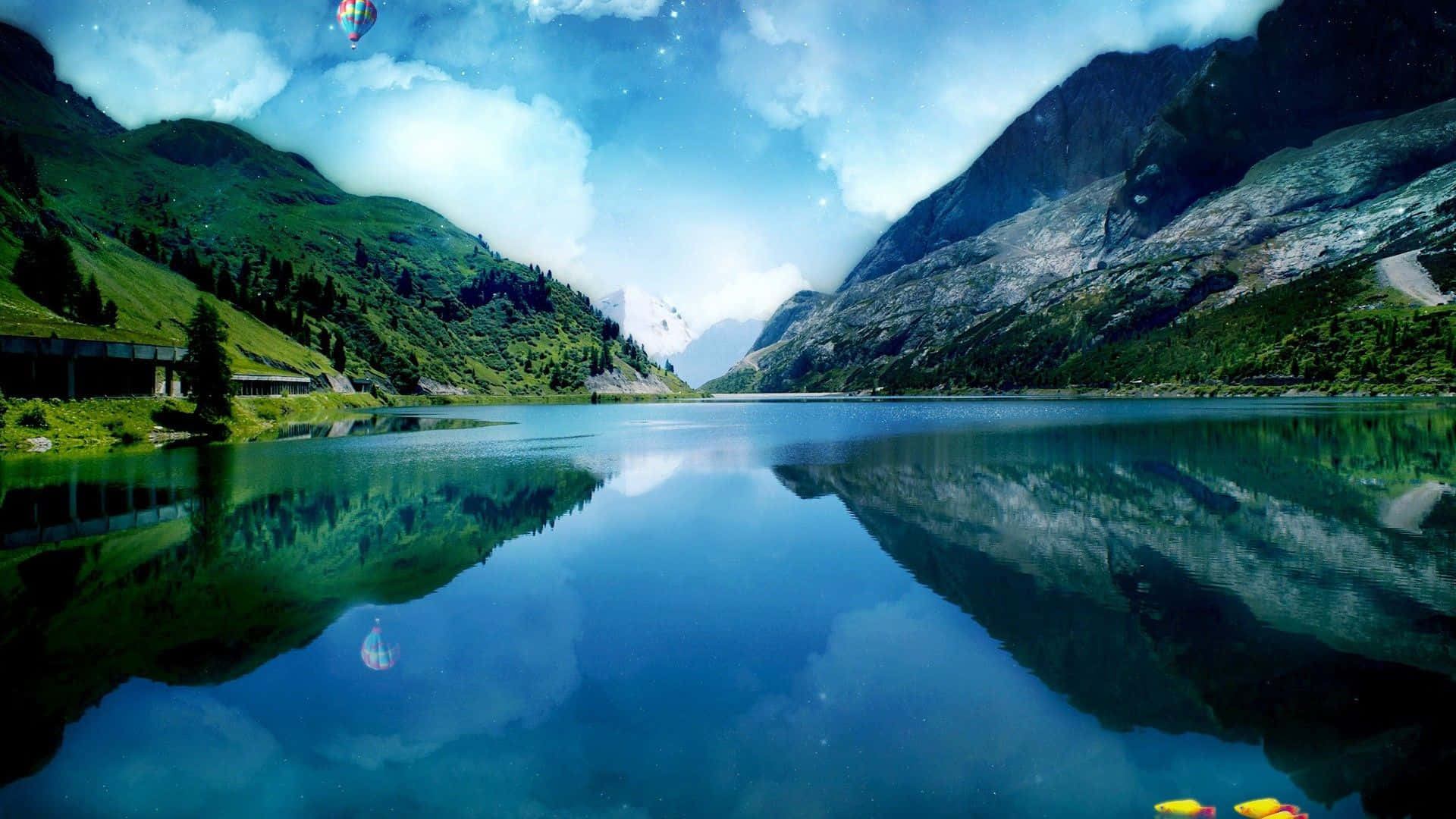 Best Nature 桌布 壁紙 — 寧靜的山湖映照著高聳的綠色山丘和星空，上方漂浮著一個熱氣球。
