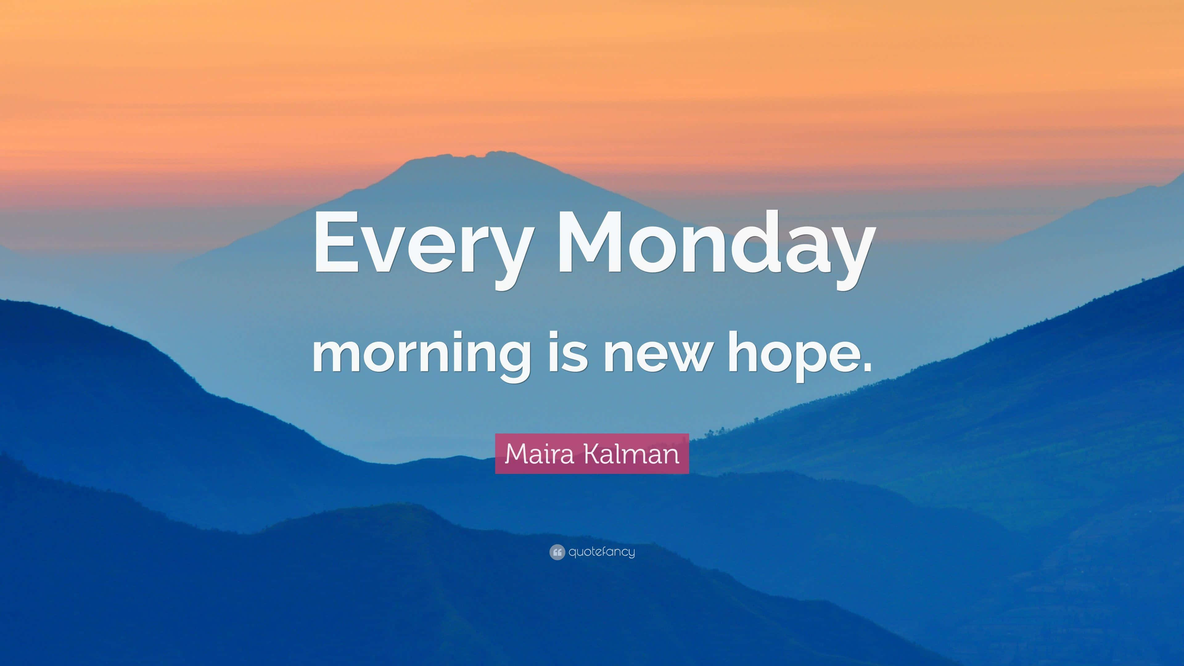 Monday 桌布 壁紙 — 寧靜的山脈沐浴在日出色調中，附有Maira Kalman的語錄Every Monday morning is new hope。