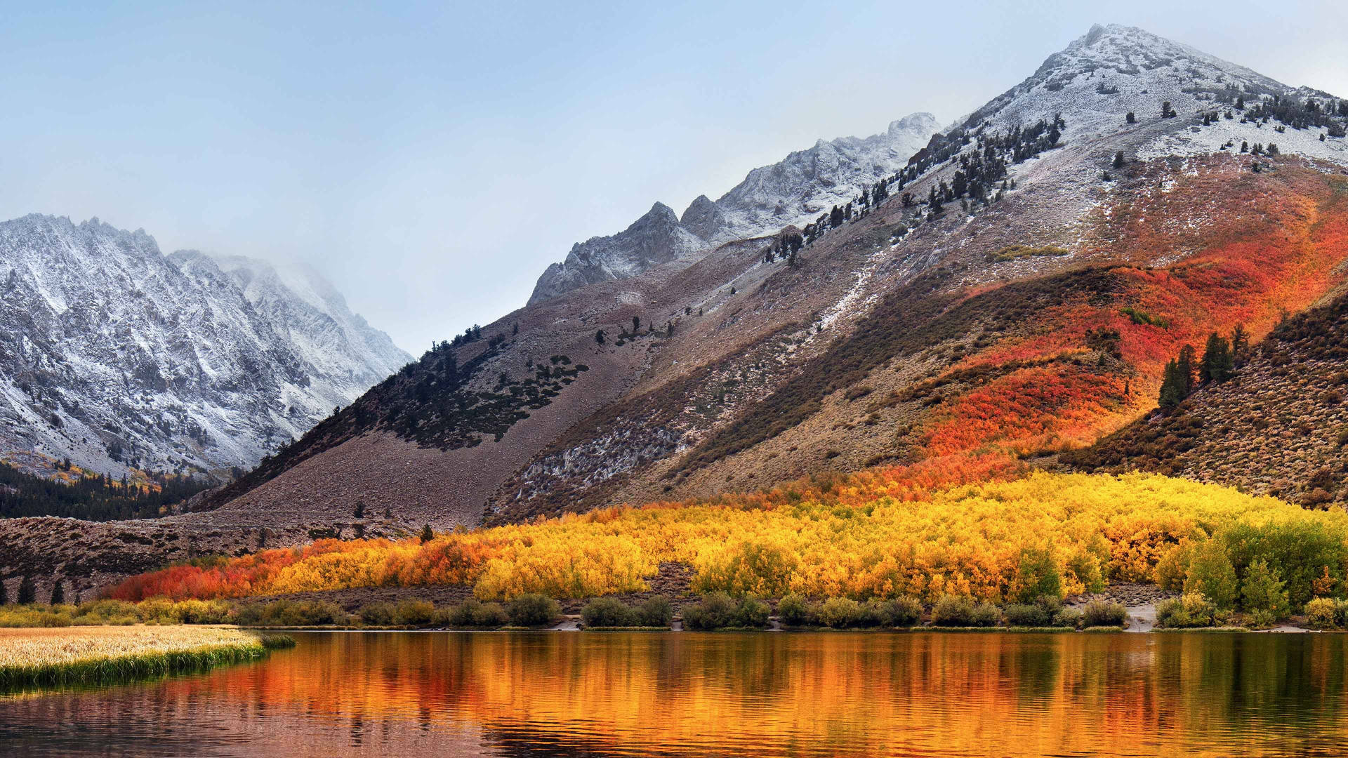 Mountain Landscape 桌布 壁紙 — 寧靜的山間湖泊映照著燦爛的秋葉和白雪覆蓋的山峰，天空清澈。