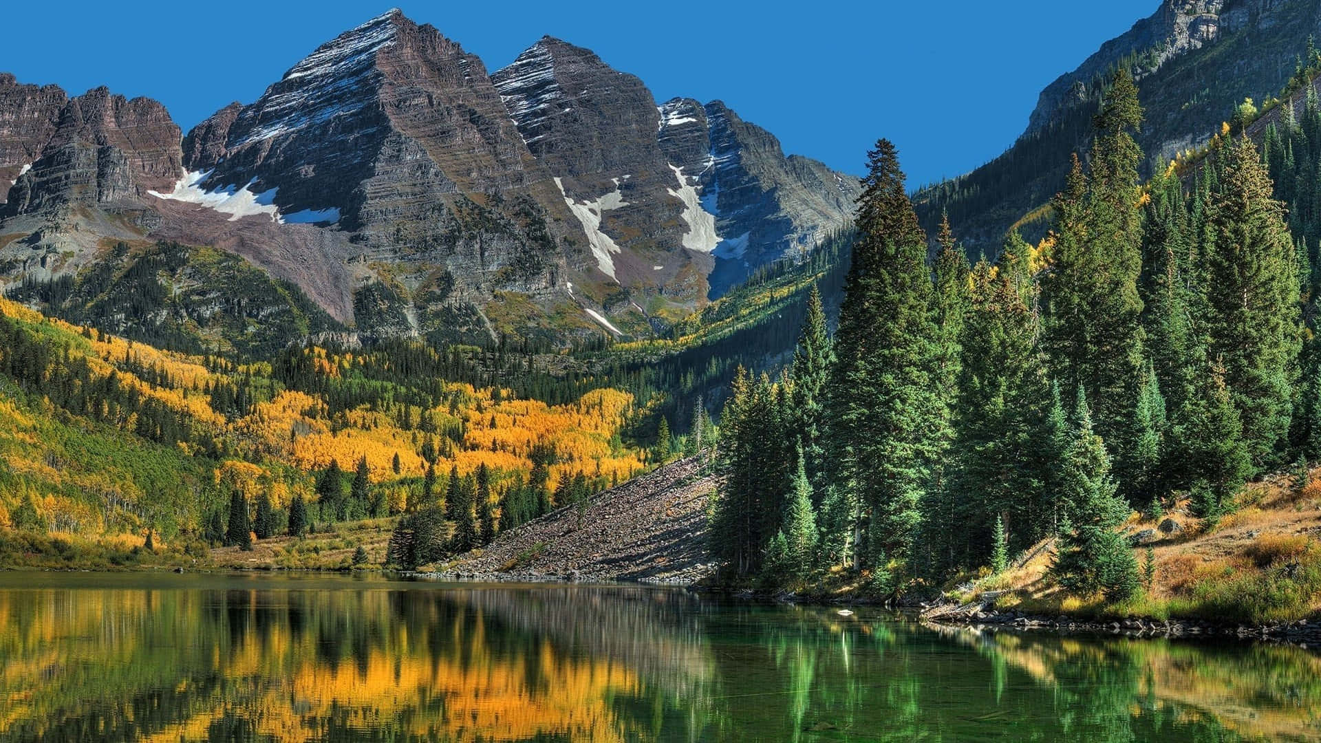 Aspen Colorado 桌布 壁紙 — 寧靜的山間湖泊映照著金色的白楊樹和白雪覆蓋的山峰，在清澈的藍天下。