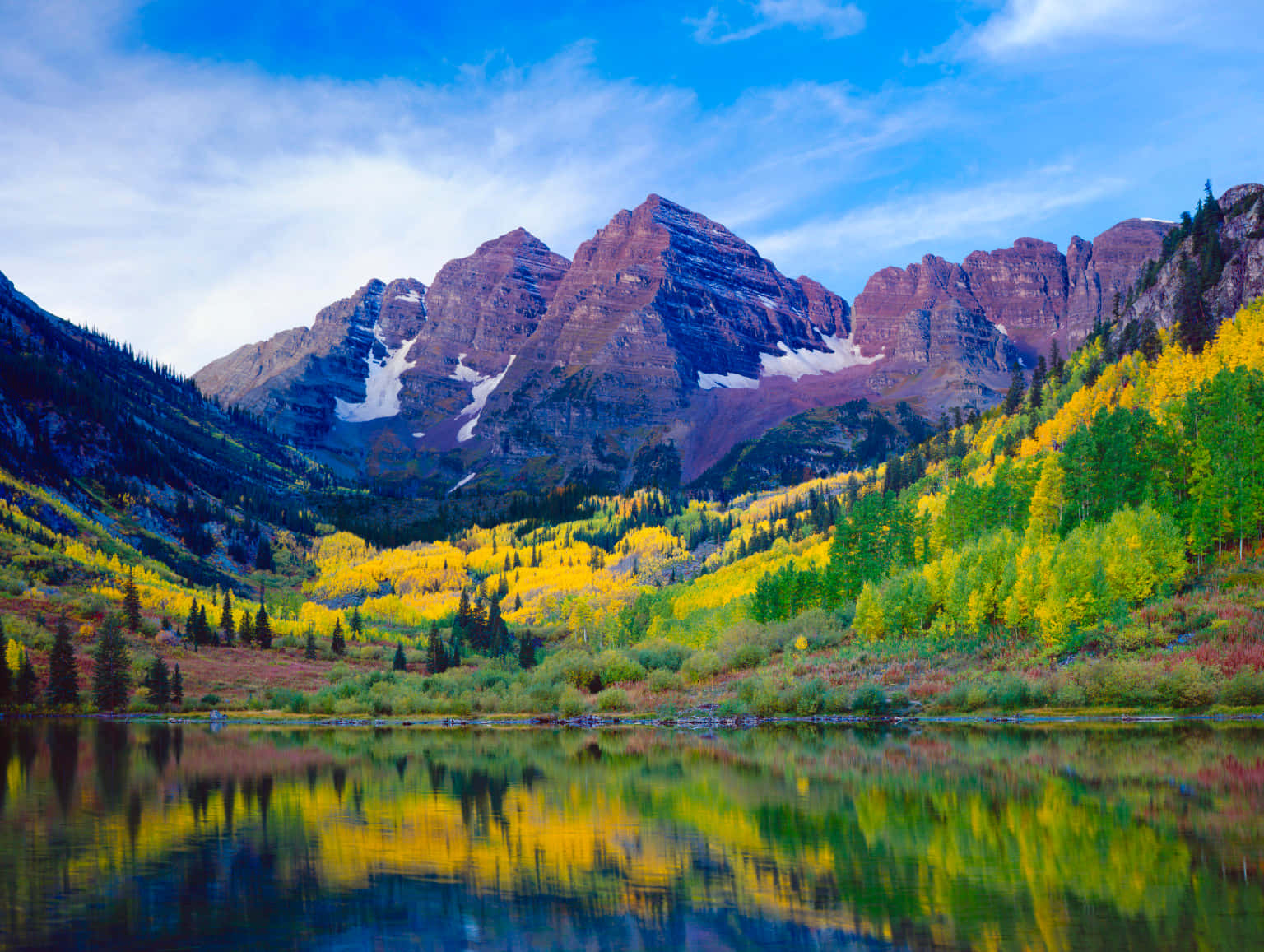Colorado 桌布 壁紙 — 寧靜的山間湖泊映照著鮮豔的秋樹和白雪覆蓋的山峰，在明亮的藍天下。