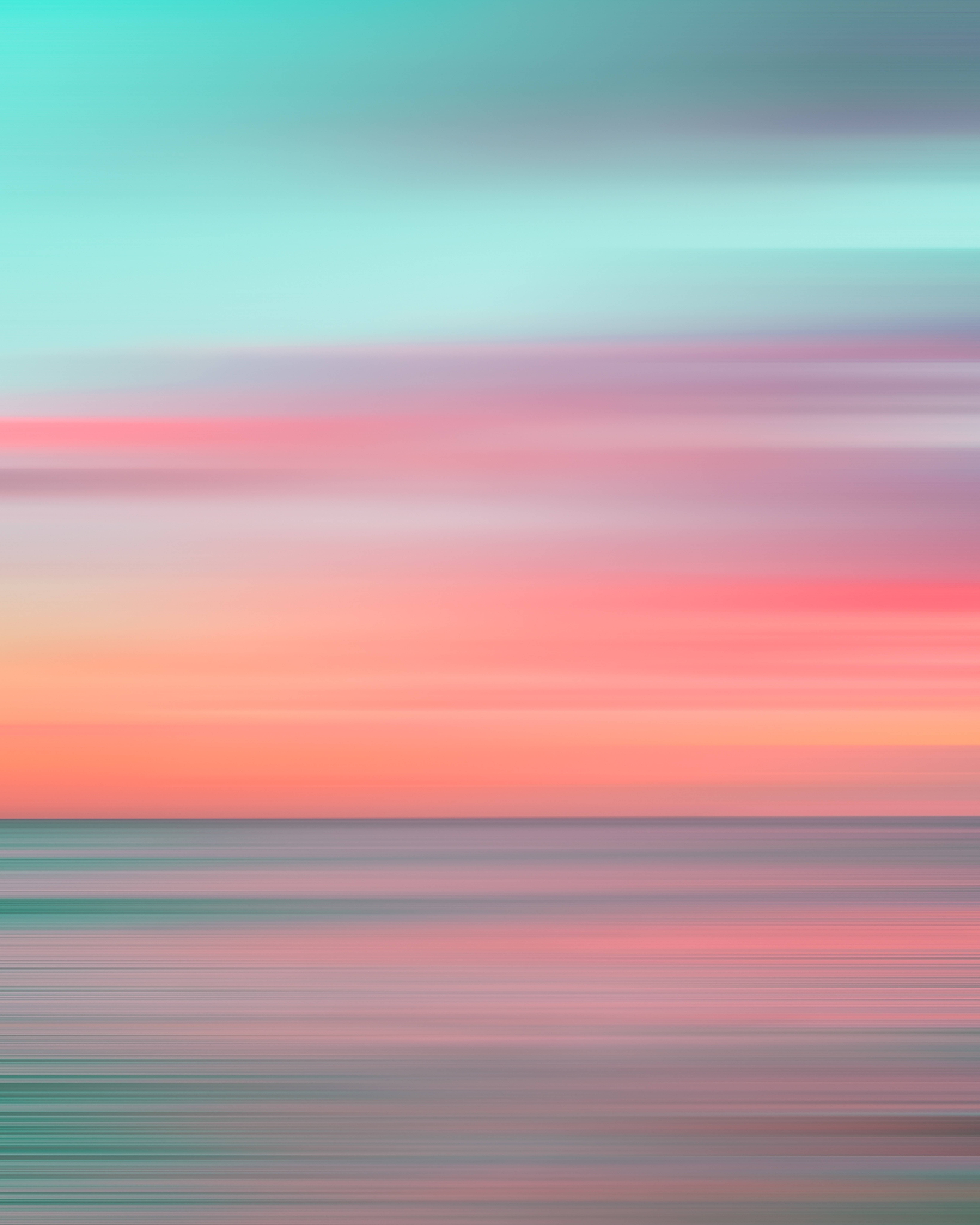 pastel 桌布 壁紙 — 寧靜的抽象海景，柔和水平條紋的青色、粉紅色和珊瑚色融合成平靜的地平線。