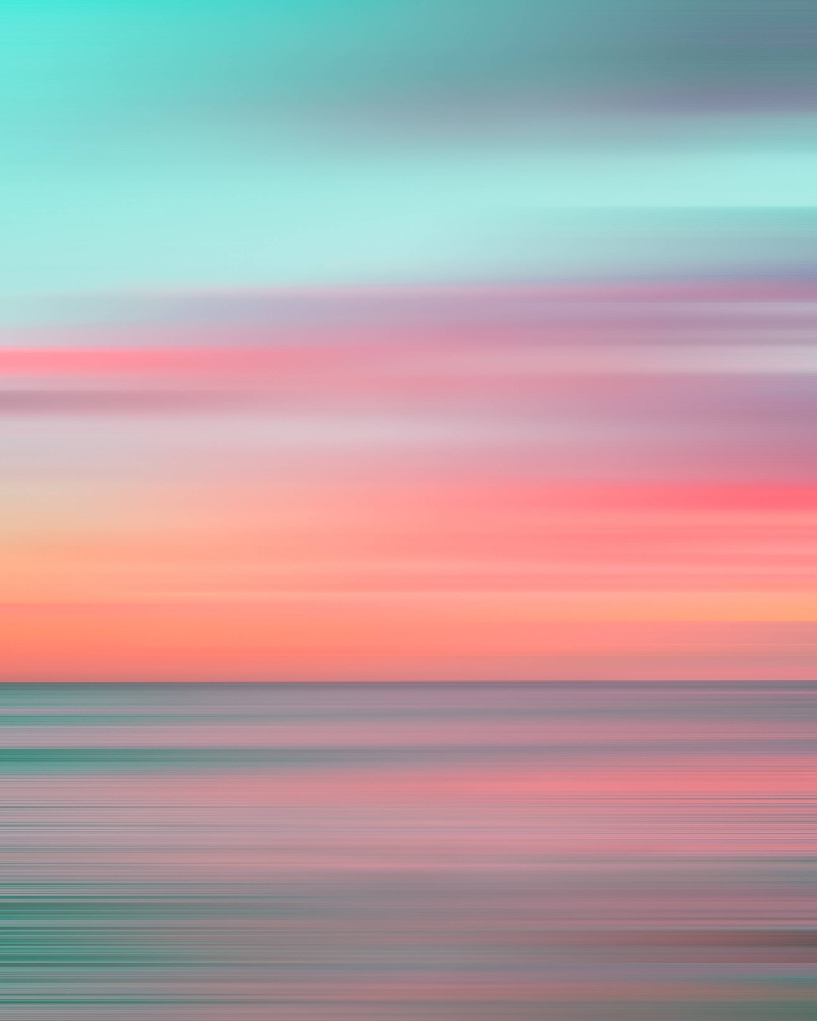 Aesthetic Sky 桌布 壁紙 — 寧靜的抽象海景，柔和的水平條紋以青綠色、粉紅色和蜜桃色融合成平靜的地平線。