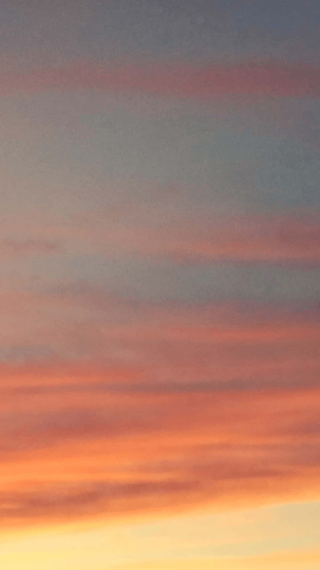Clouds Aesthetic Tumblr 桌布 壁紙 — 寧靜的日落天空，以橙色、粉紅色和藍色雲朵的柔和漸層繪製。