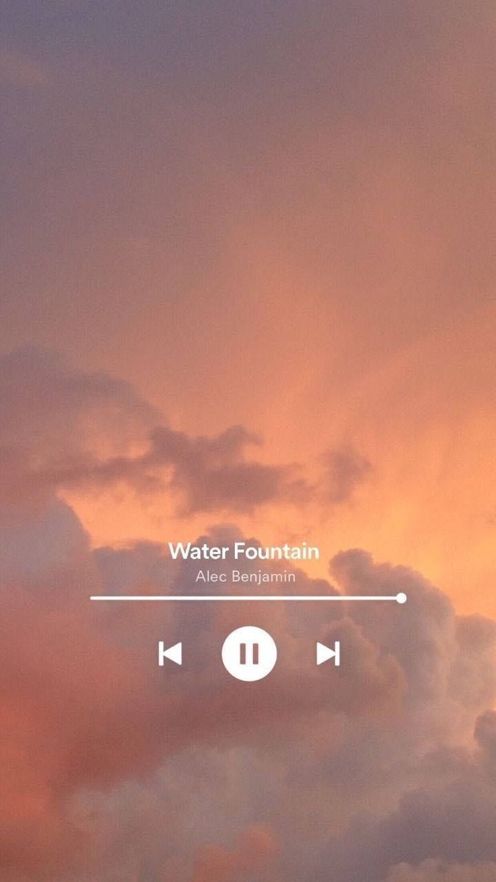 音樂 桌布 壁紙 — 寧靜的日落天空，有柔和的橙色和紫色雲層，上面疊加了一個音樂播放器界面，顯示著Alec Benjamin的Water Fountain。