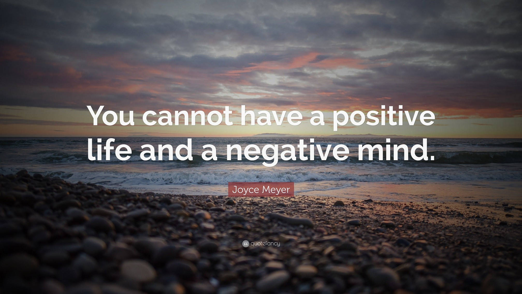 Positive 桌布 壁紙 — 寧靜的日落映照卵石海灘，輕柔海浪，並疊加勵志語句。