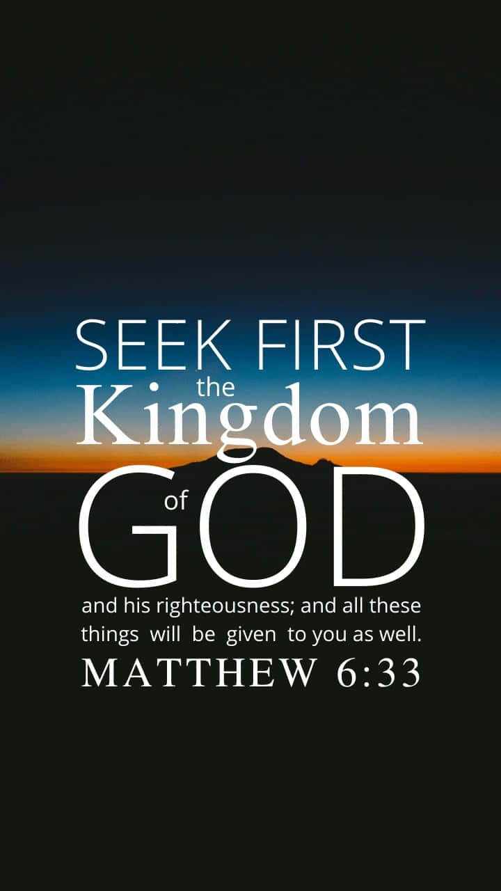 Kingdom Of God 桌布 壁紙 — 寧靜的日落映襯著山巒剪影，並以粗體白色文字顯示馬太福音 6:33 經文。
