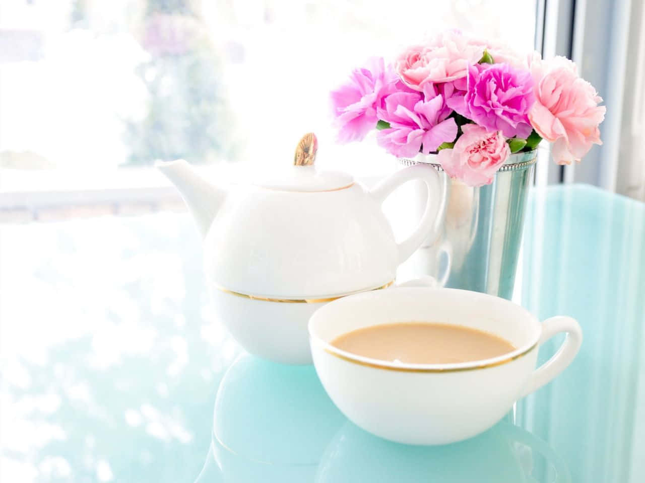 1280x960 桌布 壁紙 — 寧靜的早晨茶具擺設，白色茶壺和茶杯旁邊放著一瓶粉紅牡丹，放在淺藍色桌子上，靠近明亮的窗戶。