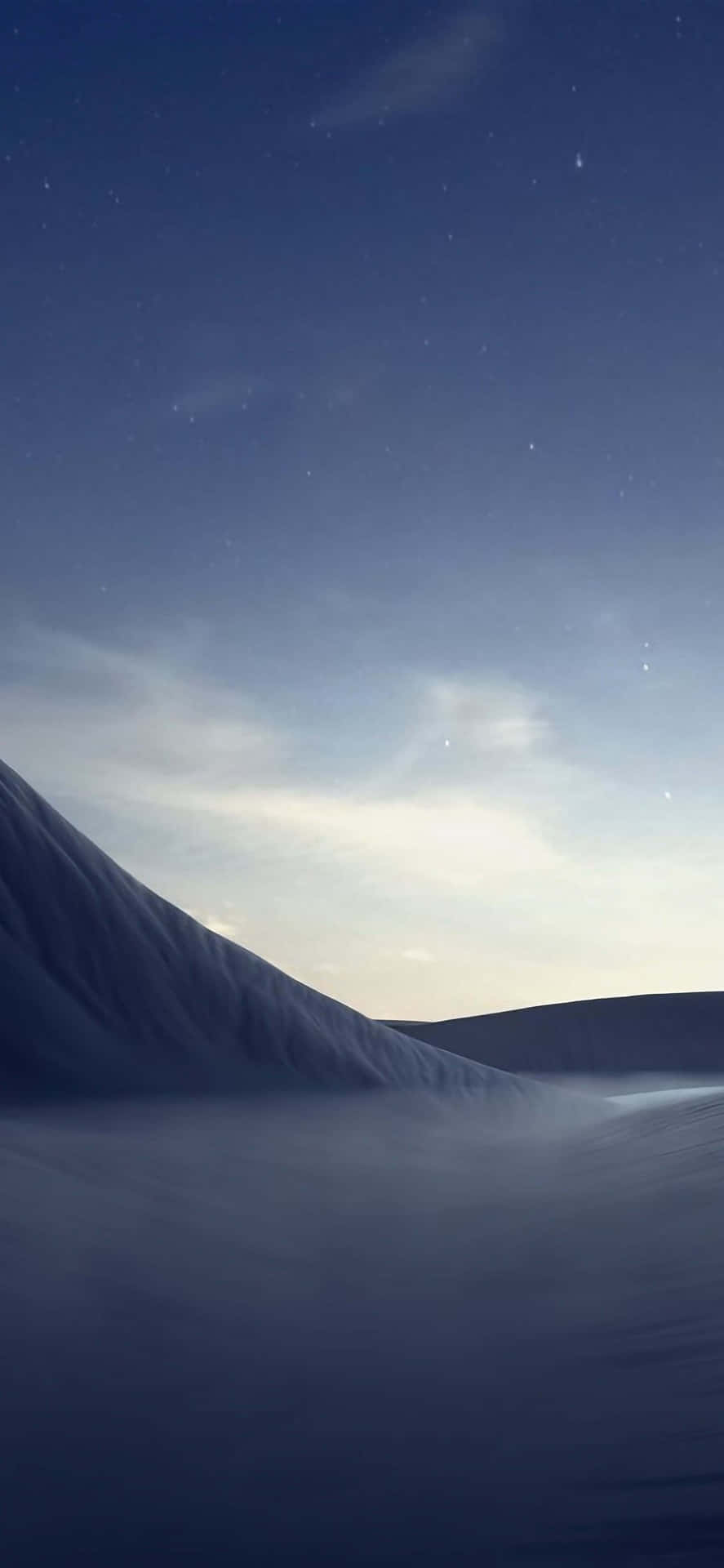 在帶有蒼白暮色光芒的星空下的雪山。 — Microsoft 壁紙