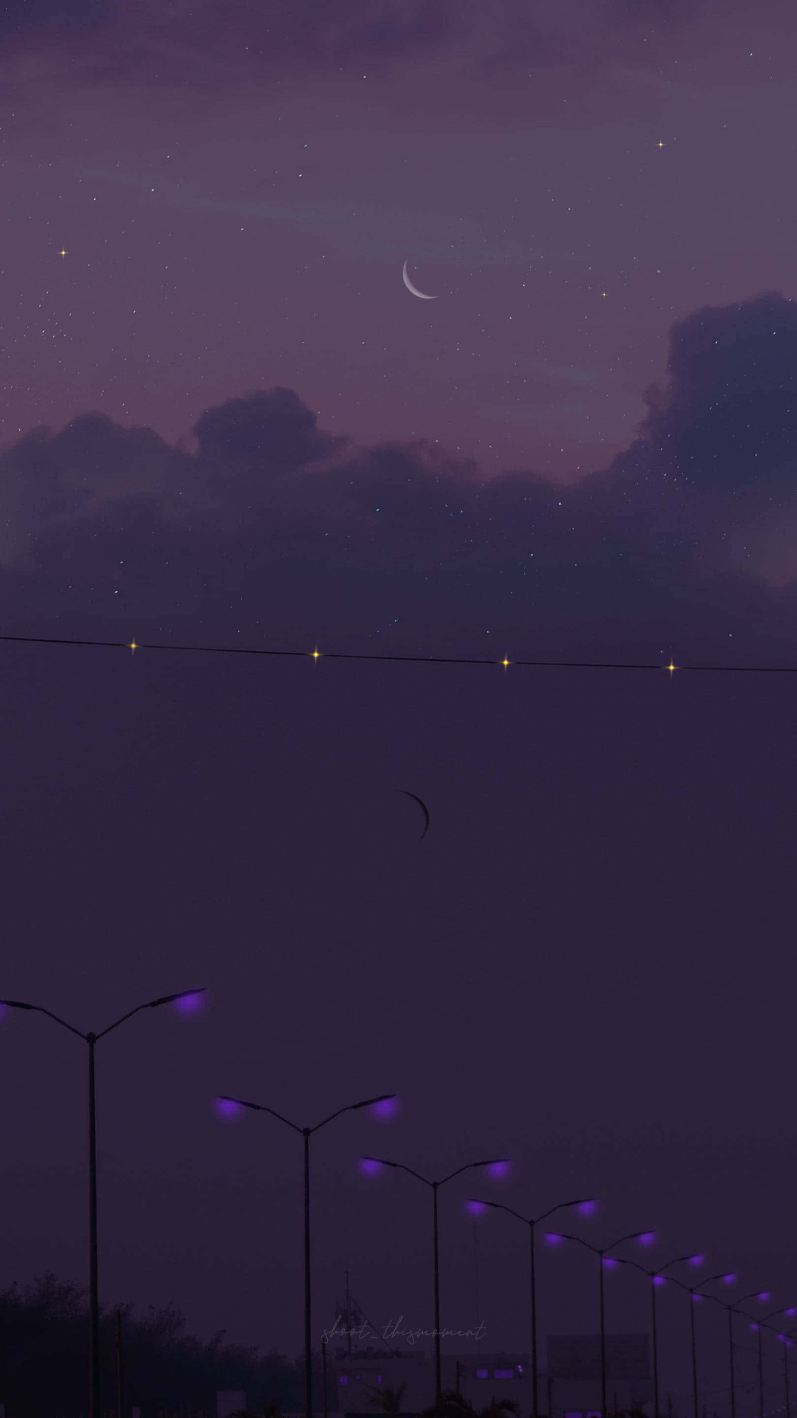 Street Light 桌布 壁紙 — 寧靜的暮色天空，一彎新月和星星在一排發光的紫色路燈上方。