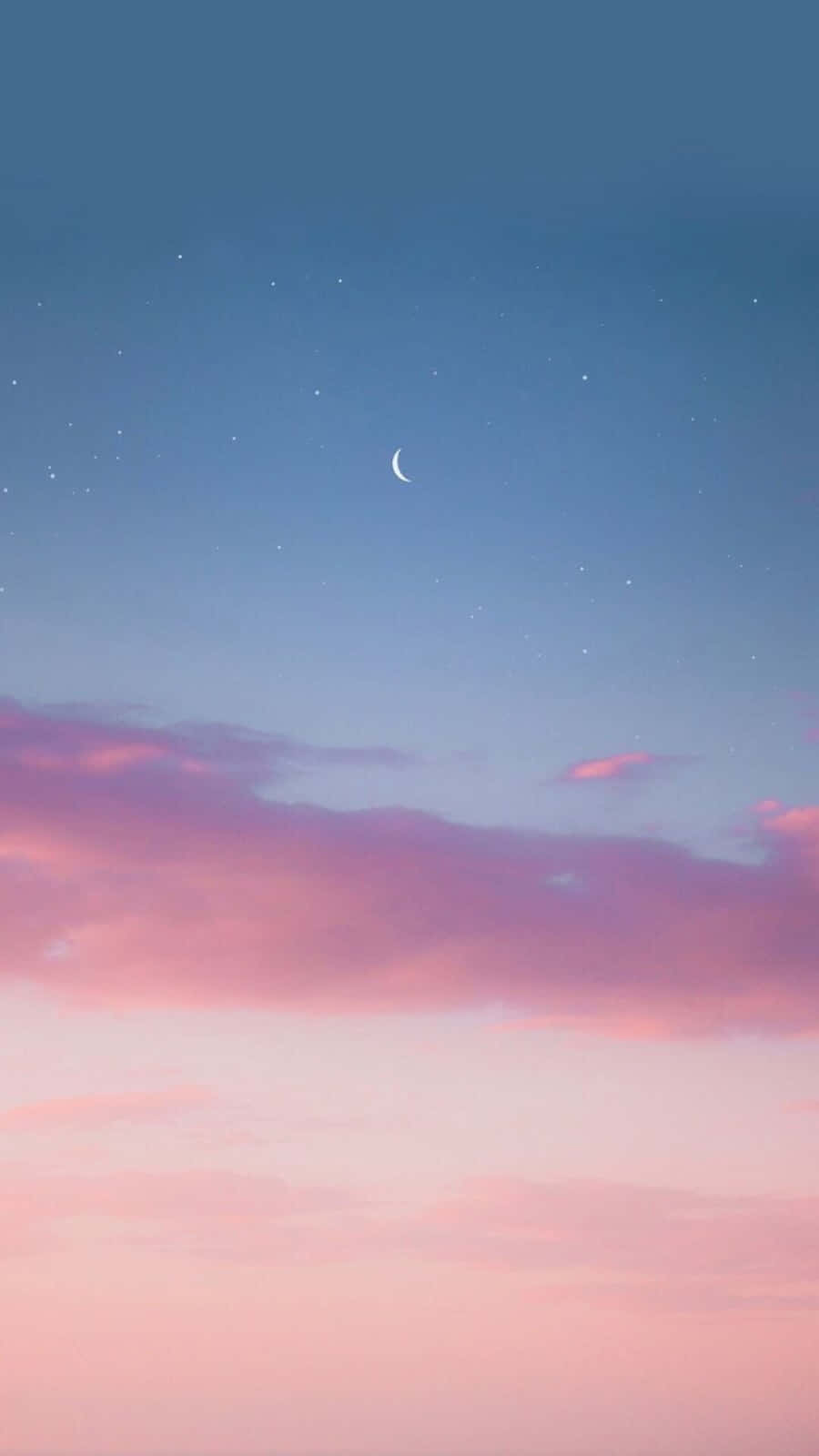 Pink And Blue Aesthetic 桌布 壁紙 — 寧靜的暮色天空，以柔和的粉紅色和藍色調繪製，帶有精緻的彎月和散落的星星。
