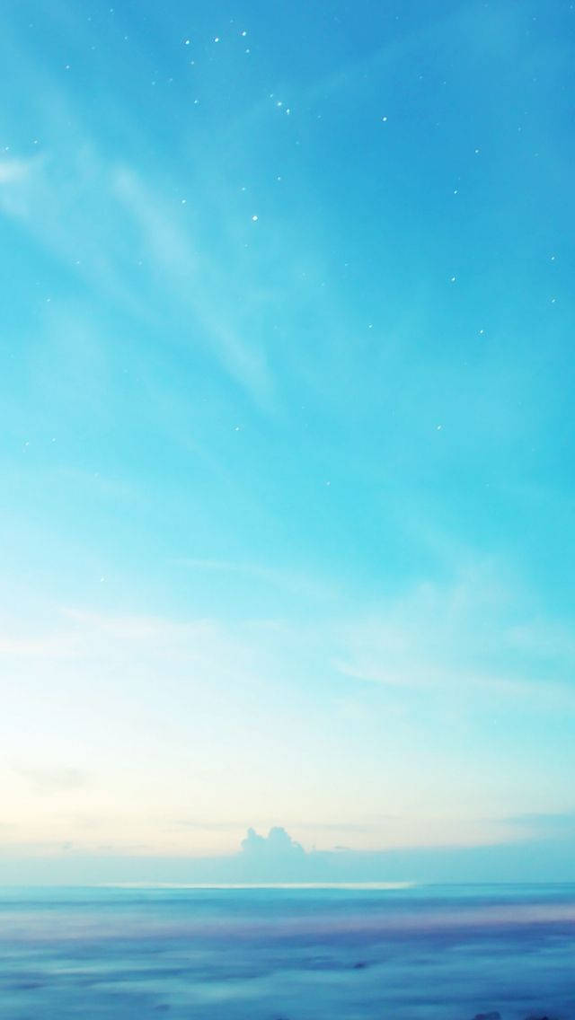 Blue Sky Aesthetic 桌布 壁紙 — 寧靜的暮色天空，在平靜的海平線之上，帶有柔和的藍色漸變和散落的星星。