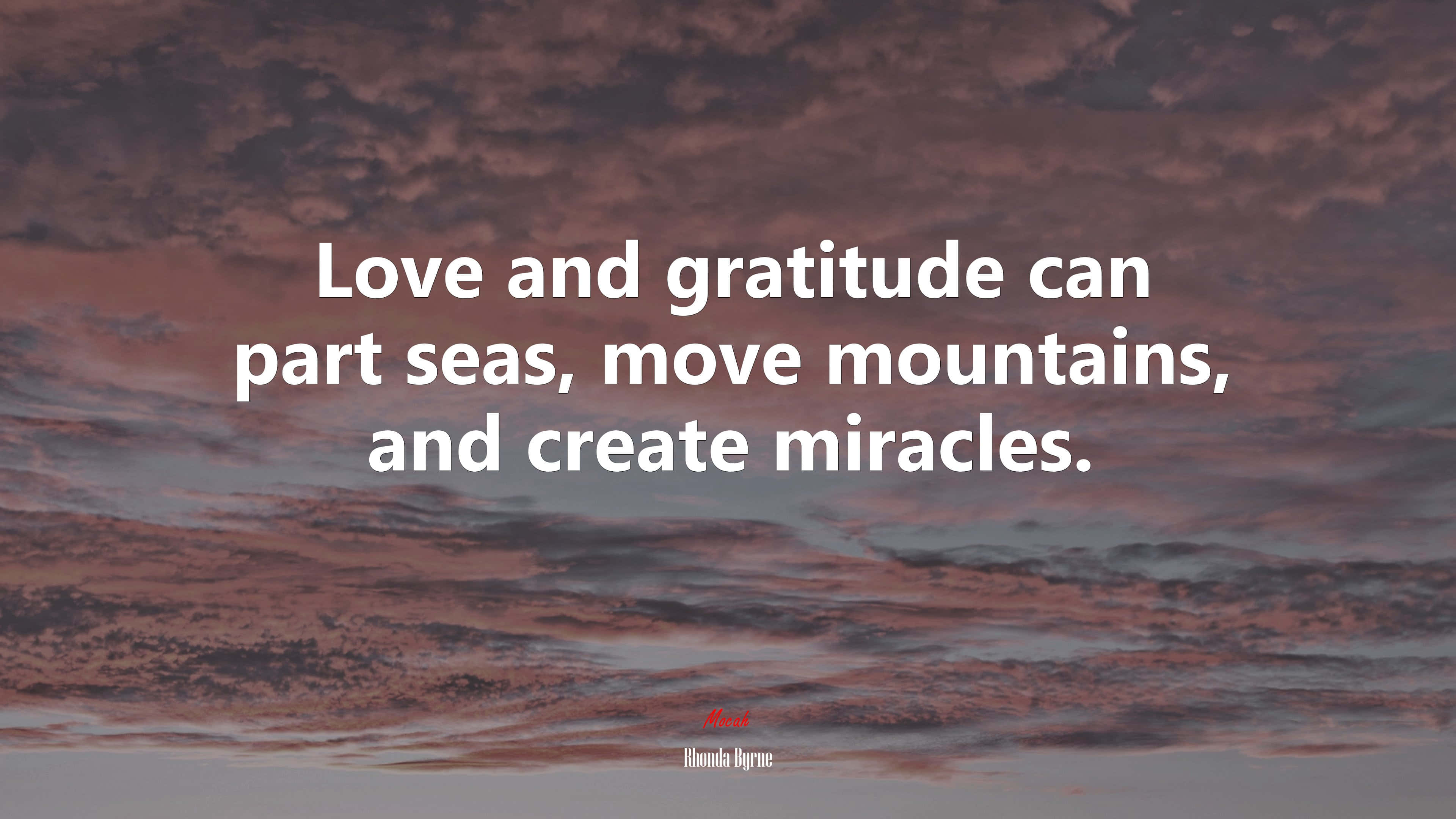 Gratitude 桌布 壁紙 — 寧靜的暮色天空，帶有紋理的雲朵呈現柔和的粉紅色和紫色色調，上面覆蓋著一句勵志名言。