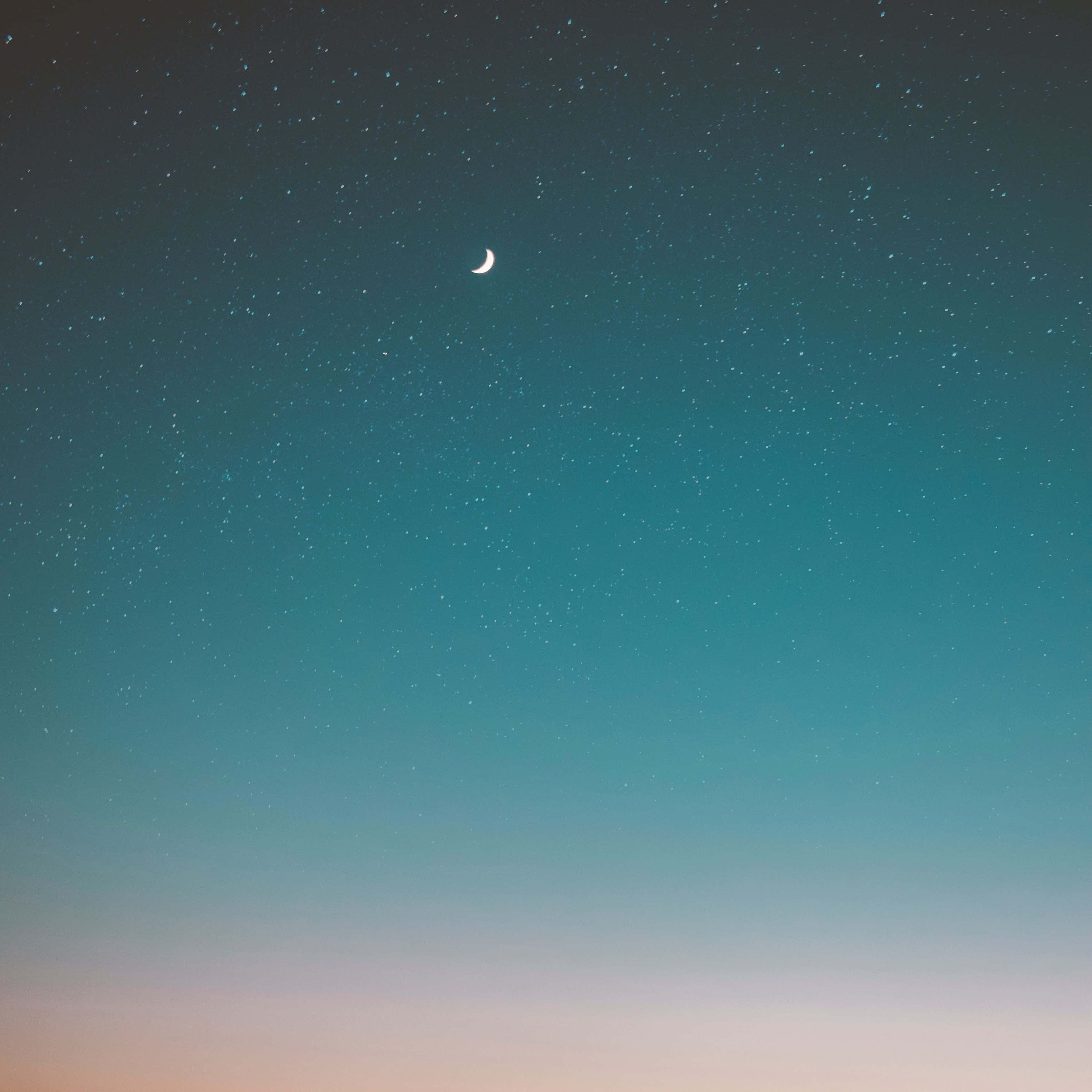 夜空 桌布 壁紙 — 寧靜的暮色天空，從青綠色漸變到粉紅色，帶有一彎新月和散落的星星。