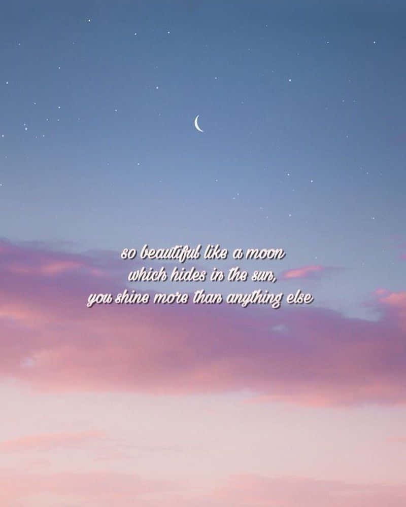 Aesthetic Mood 桌布 壁紙 — 寧靜的暮色天空，新月和星星在柔和的粉紅色和藍色雲層之上，覆蓋著詩意的文字。
