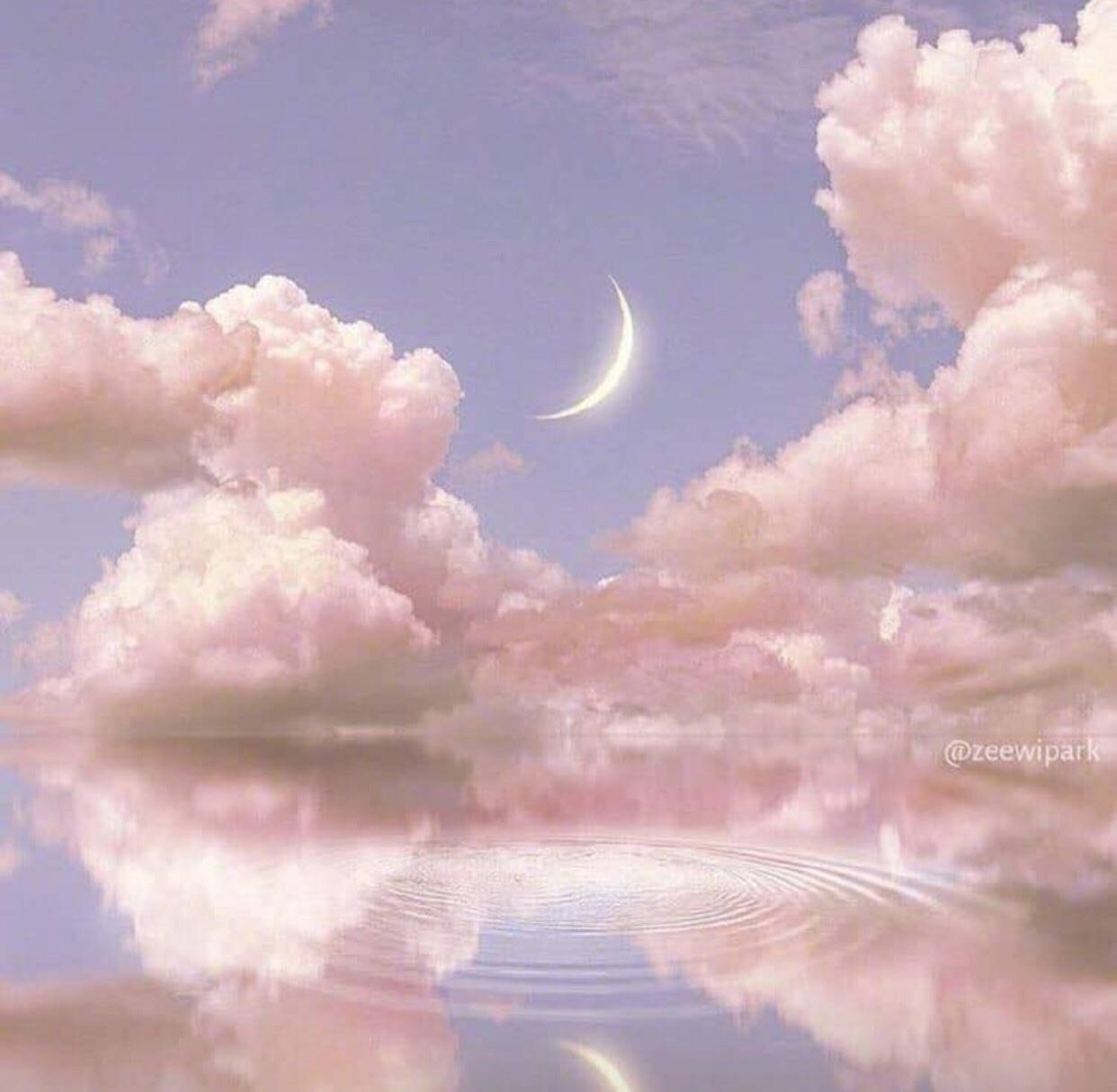 雲朵 桌布 壁紙 — 寧靜的暮色天空，柔和的粉紅雲朵和閃爍的彎月倒映在平靜的水面上，泛起輕柔的漣漪。