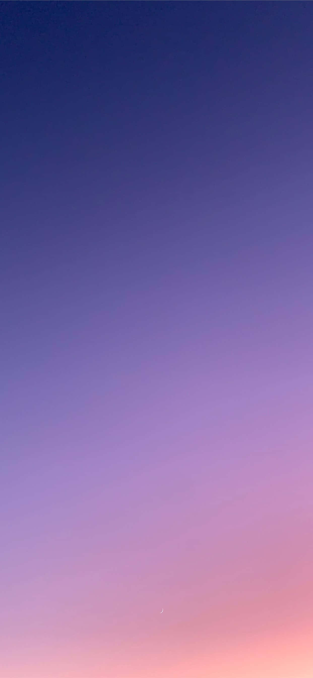 Pastel Gradient 桌布 壁紙 — 寧靜的暮色天空從深藍色過渡到柔和的粉紅色，一彎精緻的月牙微微發光。