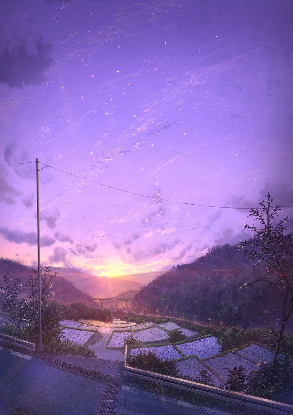 紫色動漫美學 桌布 壁紙 — 寧靜的暮色景觀，紫色天空、繁星點點的雲彩，以及遠處夕陽下閃爍的梯田。