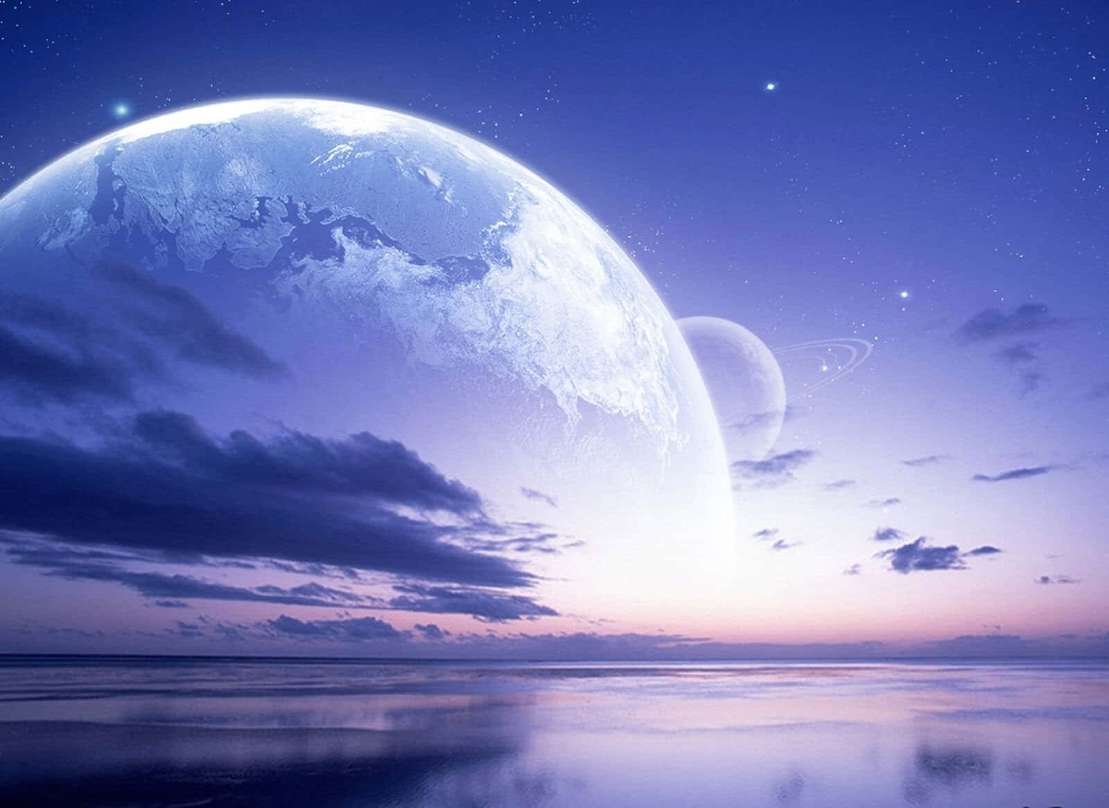 Manga Universe 桌布 壁紙 — 寧靜的暮色海景，一顆巨大的發光行星和一個帶環的月亮漂浮在繁星點點的紫色天空中。