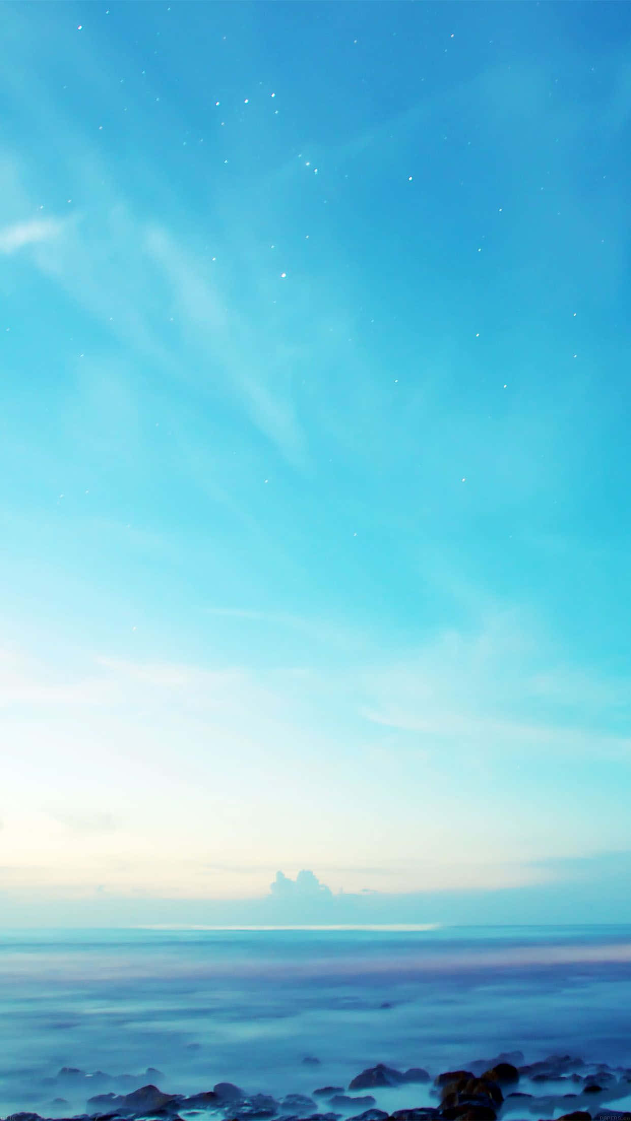 淺藍色 桌布 壁紙 — 寧靜的暮色海景，平靜的水面映照著漸變的天空，柔和的藍色和淡粉色，點綴著散落的星星。