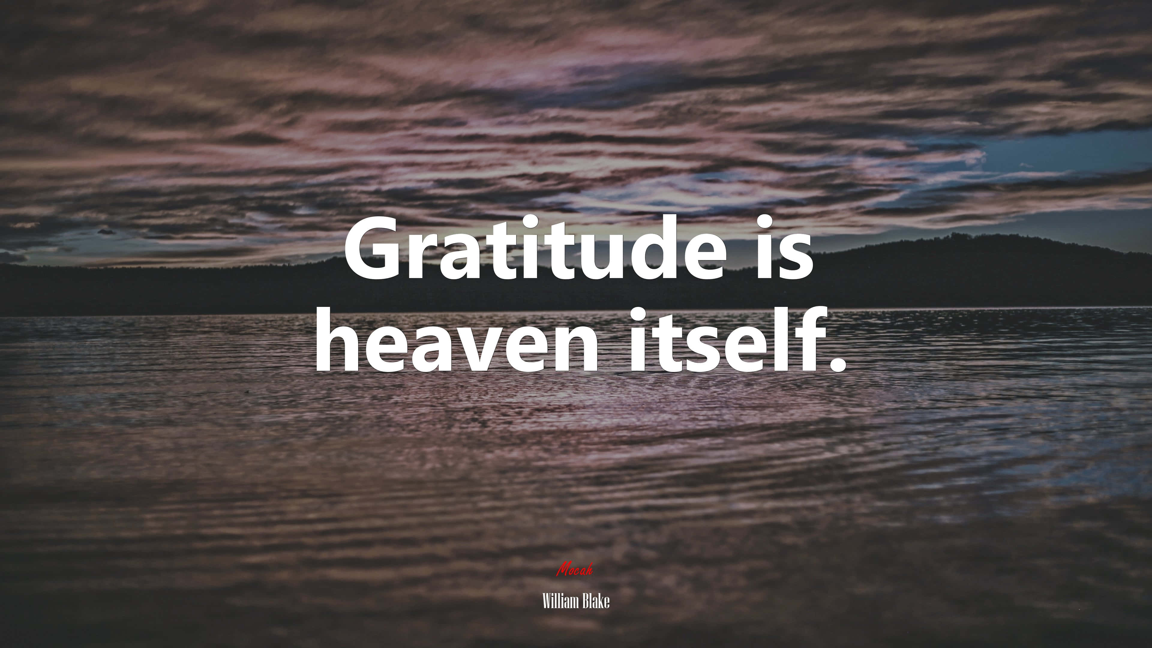 Gratitude 桌布 壁紙 — 寧靜的暮色湖泊，波光粼粼，紫色雲彩映照一句關於感恩的名言。