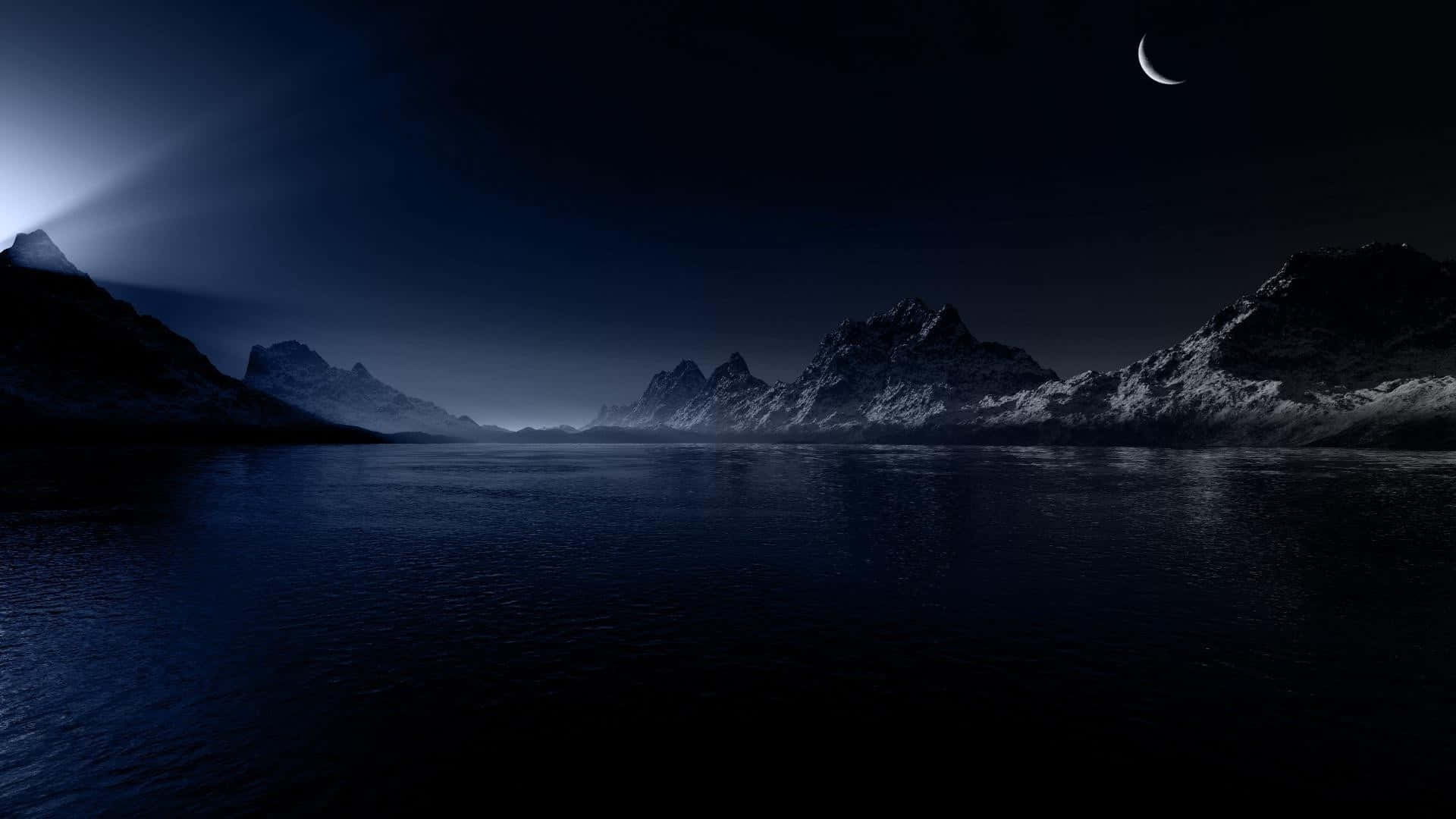 Dark Theme 桌布 壁紙 — 寧靜的月光湖面倒映著崎嶇的積雪山脈，上方是一彎新月和黑暗的天空。