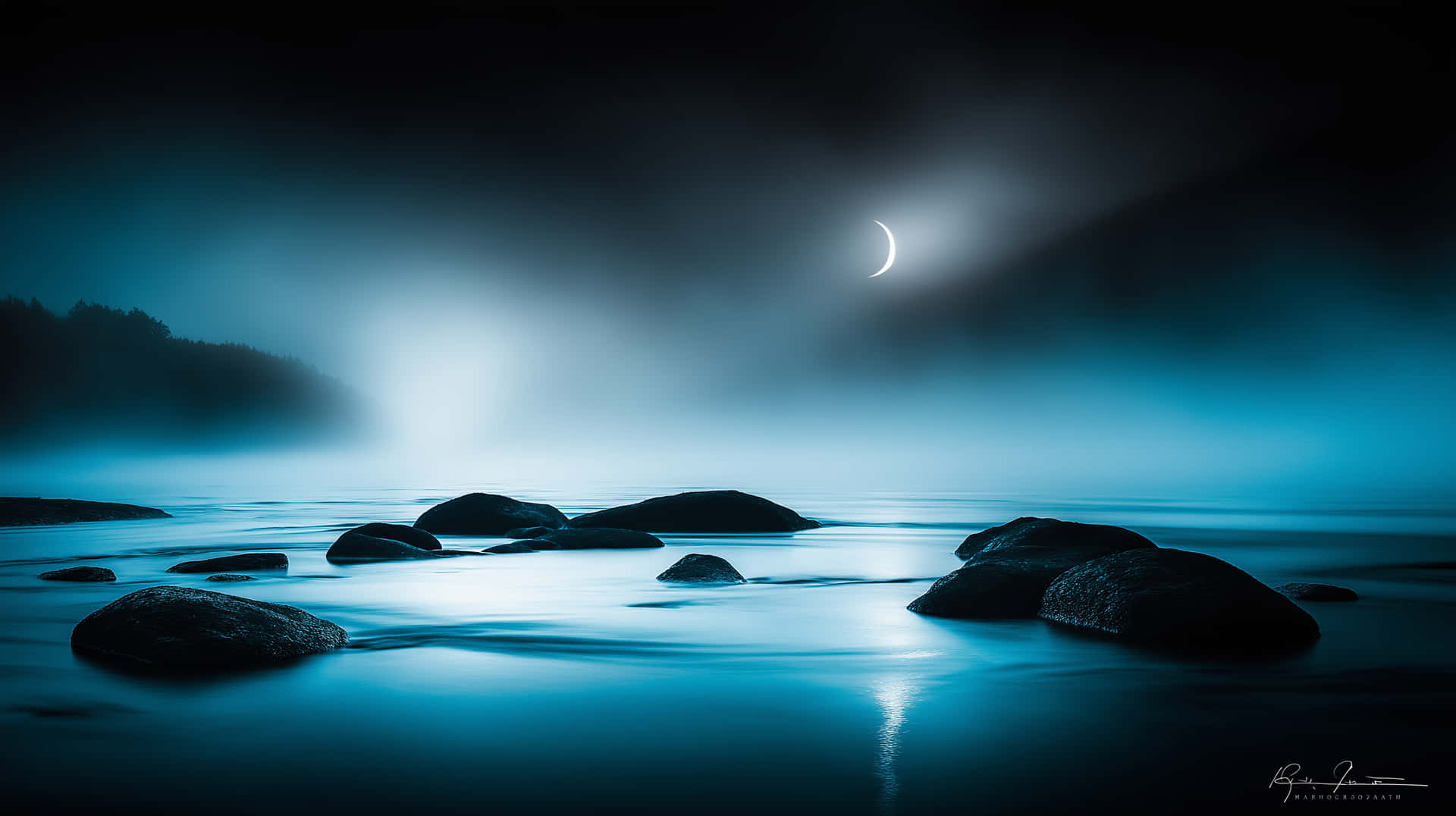 Moonlit Water Scape with Silhouetted Rocks and Mist 壁紙 — 寧靜的月夜場景，新月在霧氣瀰漫的水面和暗色岩石上方發光。