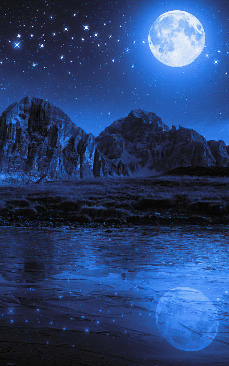 Moon Night 桌布 壁紙 — 寧靜的月夜景色，滿月和星星倒映在崎嶇山脈下的平靜河流中。