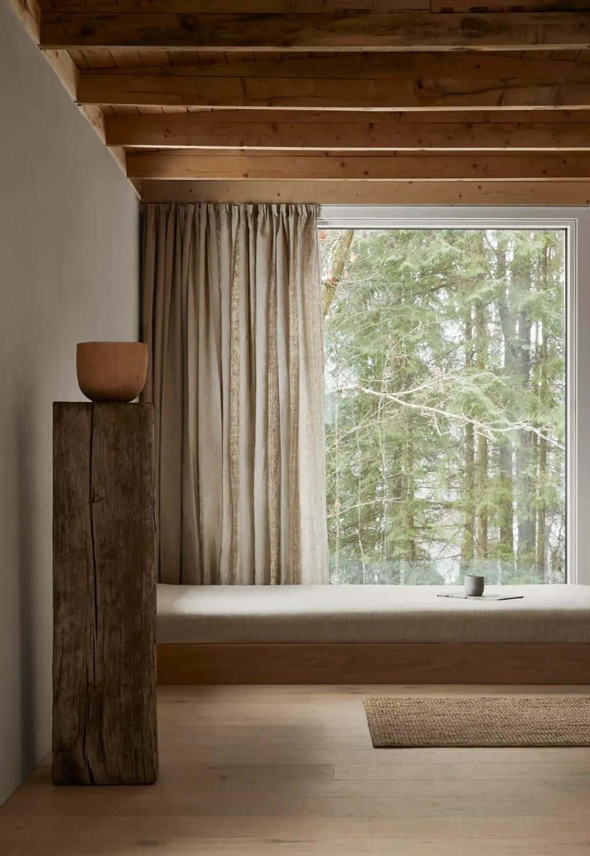 cabin 桌布 壁紙 — 寧靜的木質室內設計，設有可俯瞰森林的窗邊座位，特色是鄉村風格的橫樑和自然質感。