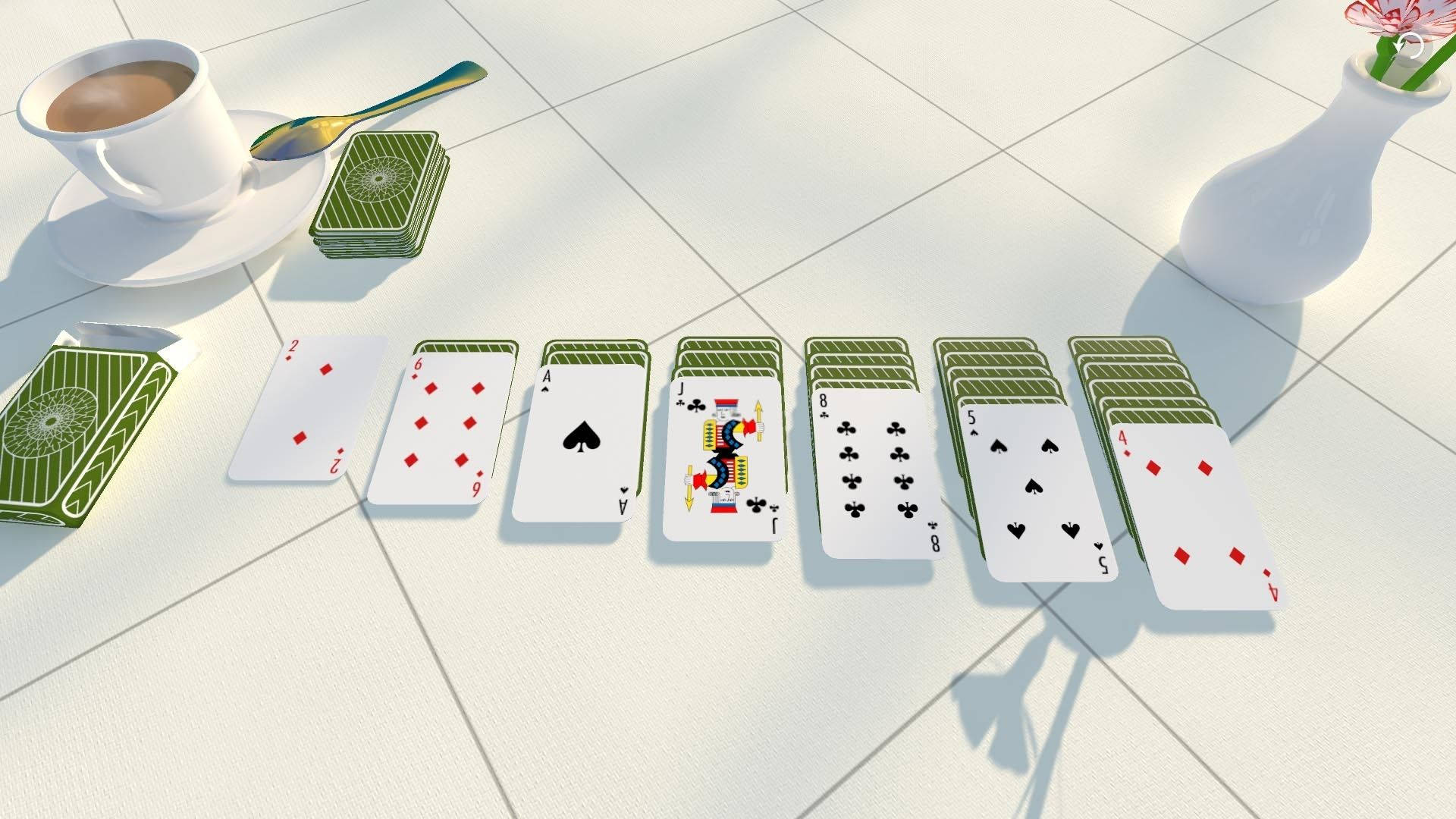 Solitaire 桌布 壁紙 — 寧靜的桌面場景，撲克牌排列成行，旁邊放著一杯咖啡和一個花瓶。
