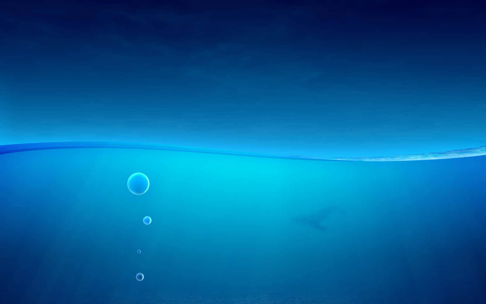海洋藍 桌布 壁紙 — 寧靜的水下場景，有上升的氣泡和鯊魚剪影在水面下滑行。