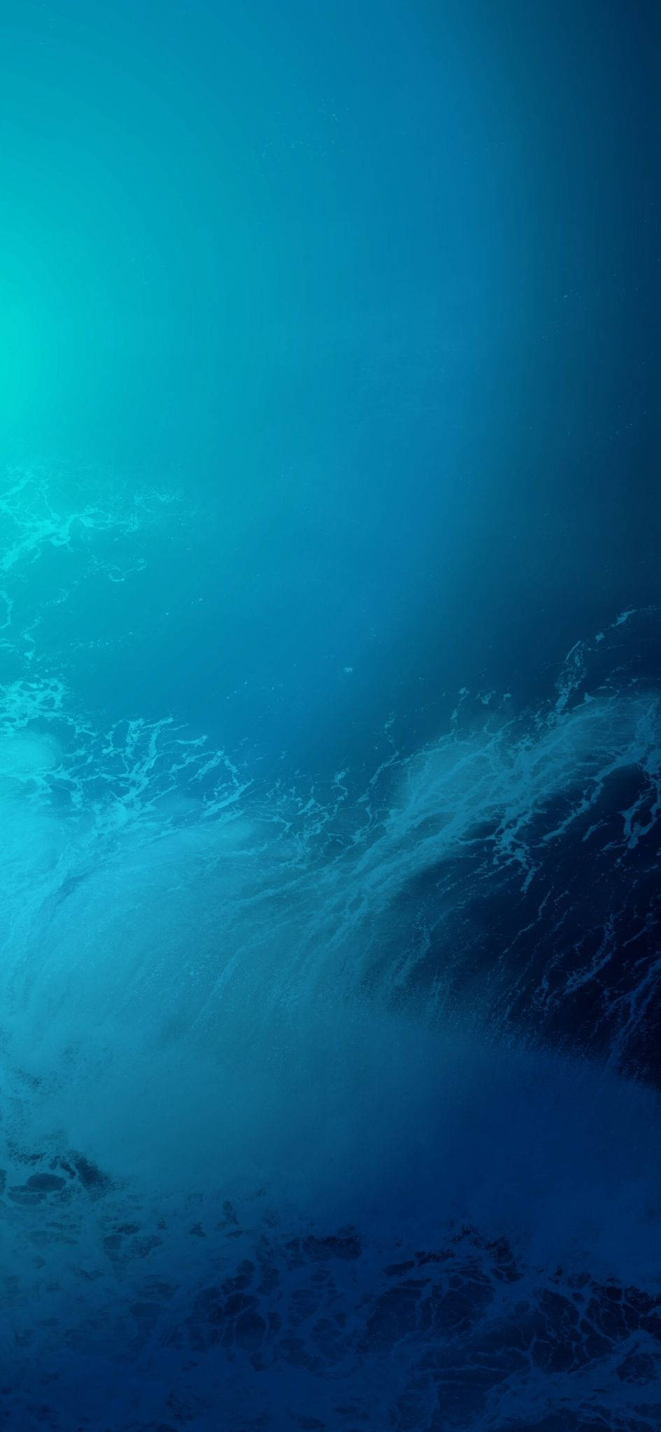 iOS 桌布 壁紙 — 寧靜的水下視角，深藍色和藍綠色的海洋波浪旋轉，柔和的光線從上方過濾而下。