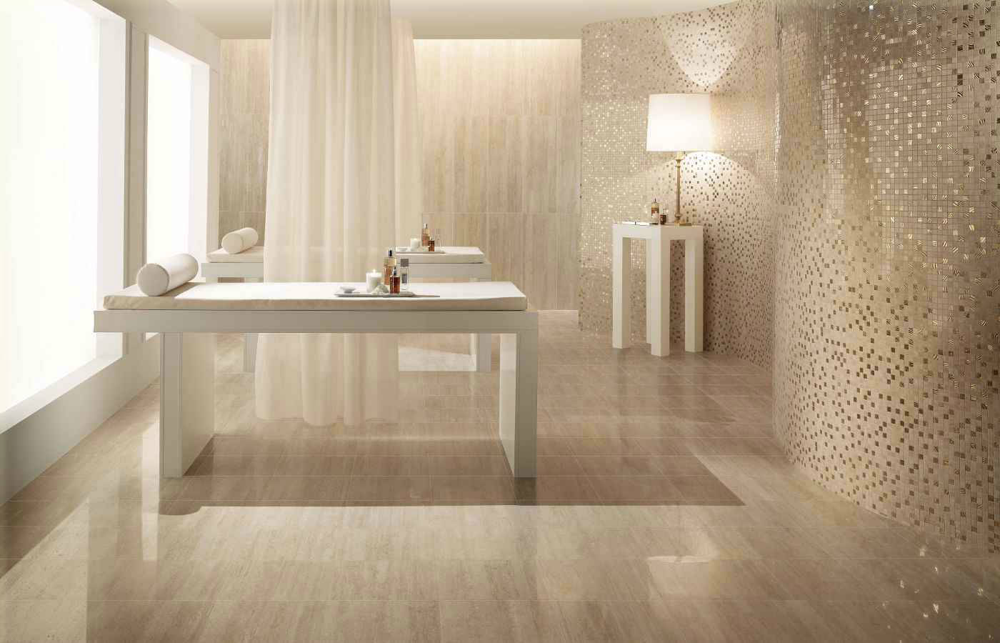Floor Tiles 桌布 壁紙 — 寧靜的水療室，配有白色按摩床、薄紗窗簾和馬賽克瓷磚牆，沐浴在柔和自然光中。