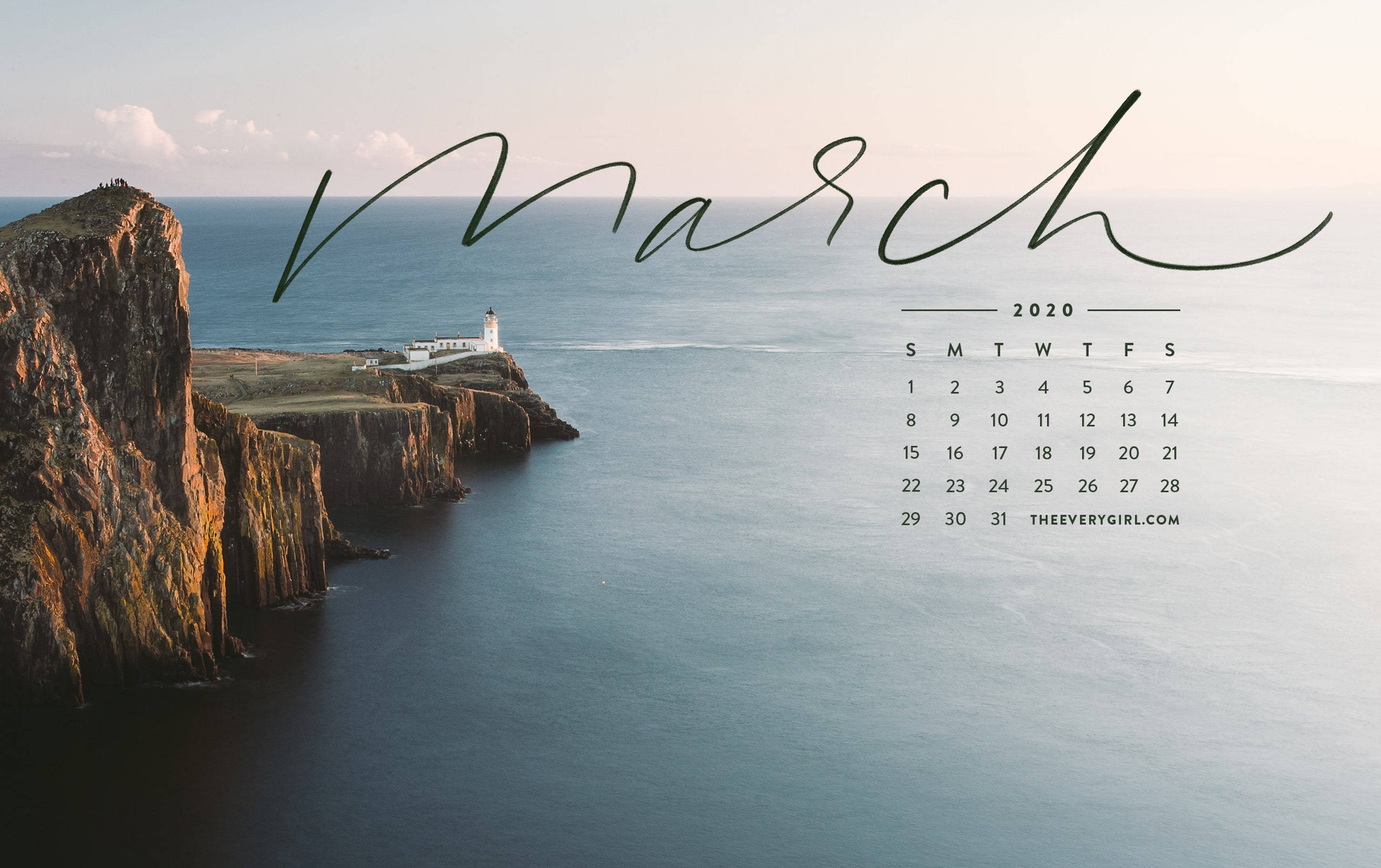 March 桌布 壁紙 — 寧靜的海岸懸崖，夕陽下的燈塔，疊加優雅字體的2020年3月日曆。