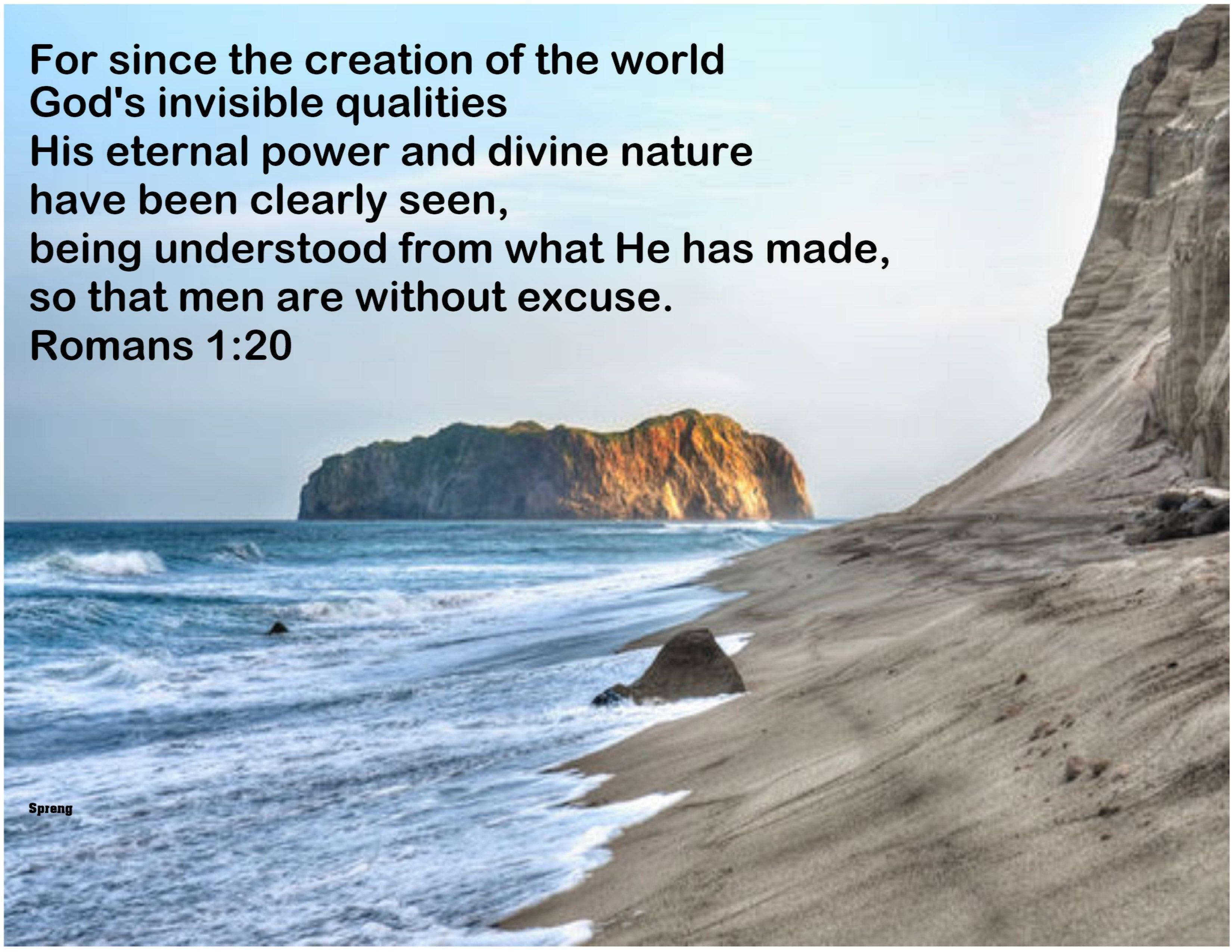 God Quotes 桌布 壁紙 — 寧靜的海岸景色，海浪拍打沙灘，旁邊是高聳的懸崖和遠處的岩石島嶼，天空柔和。