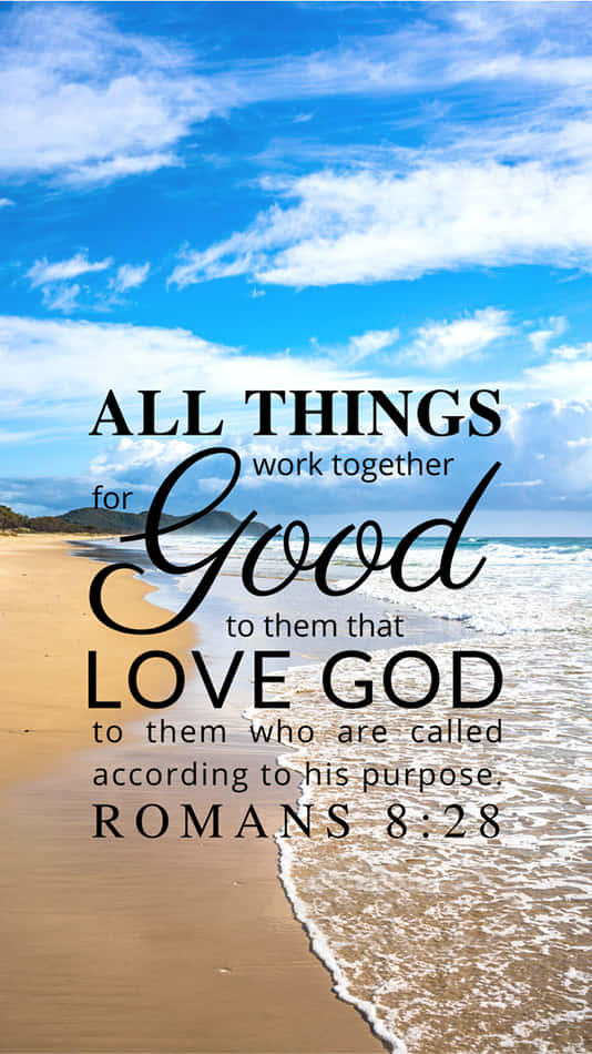 Encouraging Bible Verses 桌布 壁紙 — 寧靜的海灘場景，溫柔的海浪拍打著金色沙灘，上方是明亮的藍天和蓬鬆的白雲，並覆蓋著大膽的勵志聖經經文。