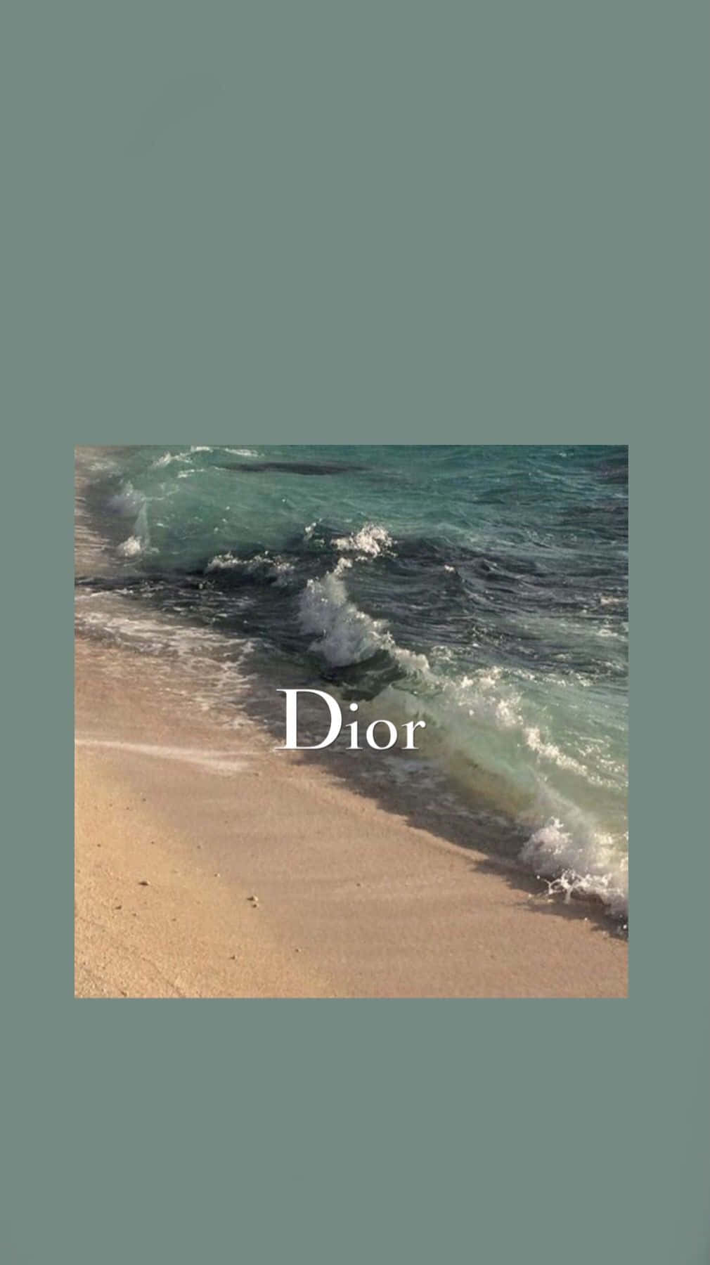 Dior 動態 桌布 壁紙 — 寧靜的海灘場景，碧綠色的海浪拍打著金色沙灘，上面覆蓋著優雅白色字體的Dior標誌。