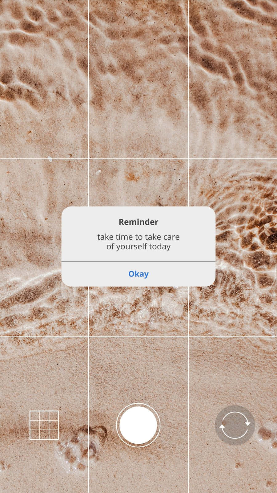 Aesthetic Reminder 桌布 壁紙 — 寧靜的海灘場景，輕柔的海浪，以及一個漂浮在水面上的提醒通知。