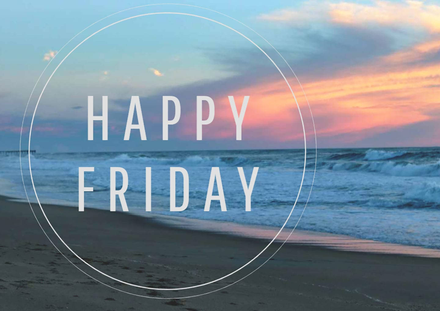 Friday 桌布 壁紙 — 寧靜的海灘日落，溫柔的海浪和粉橙色天空，由白色圓形圖形框住，帶有 happy friday 文字。