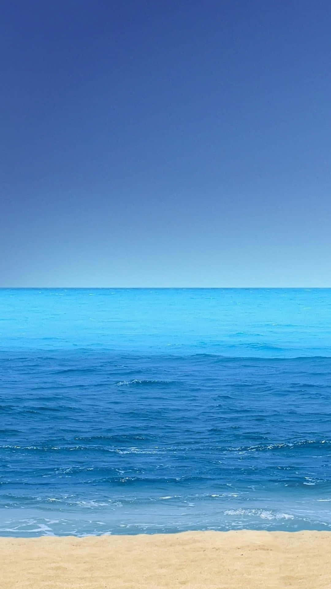 桌布 壁紙 — 寧靜的海灘景色，碧綠的海浪輕輕拍打金色沙灘，天空湛藍清澈。