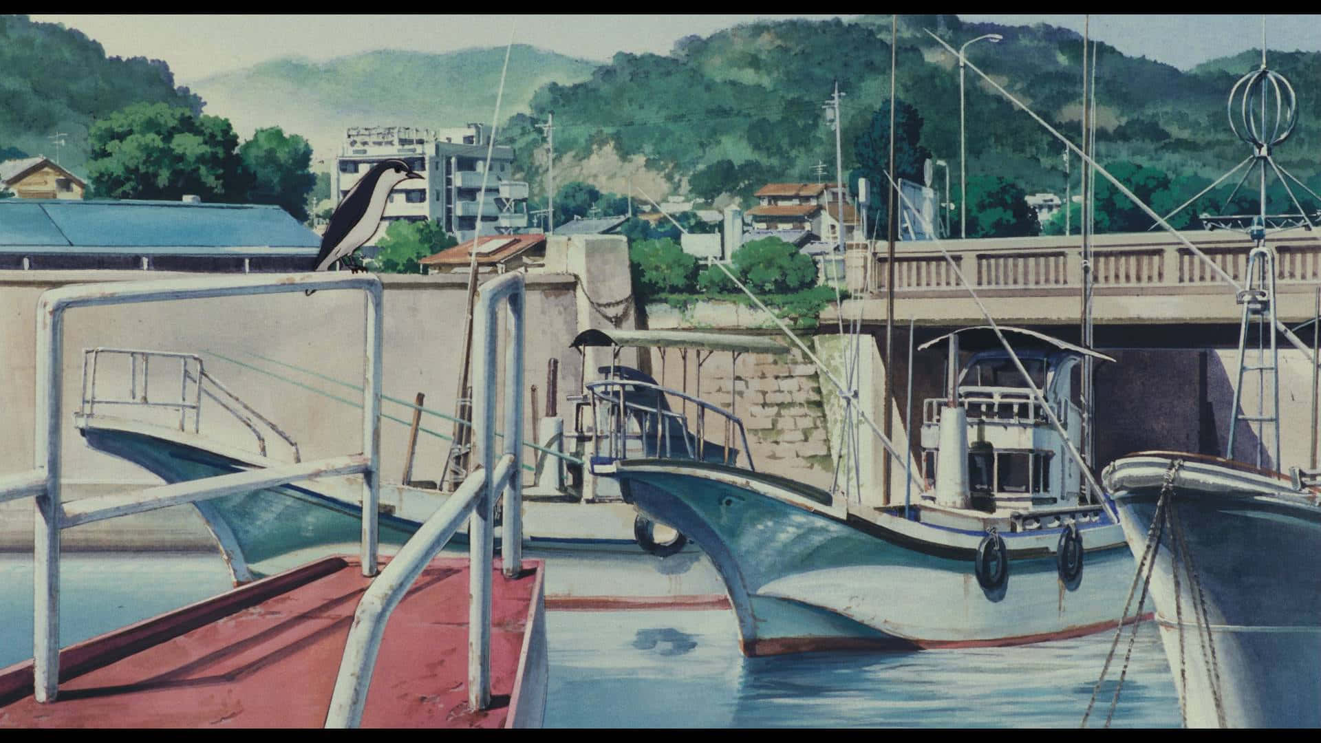 Studio Ghibli Ocean Waves 桌布 壁紙 — 寧靜的港口場景，橋下停泊著船隻，一隻烏鴉棲息在欄杆上，背景是鬱鬱蔥蔥的綠色山丘。